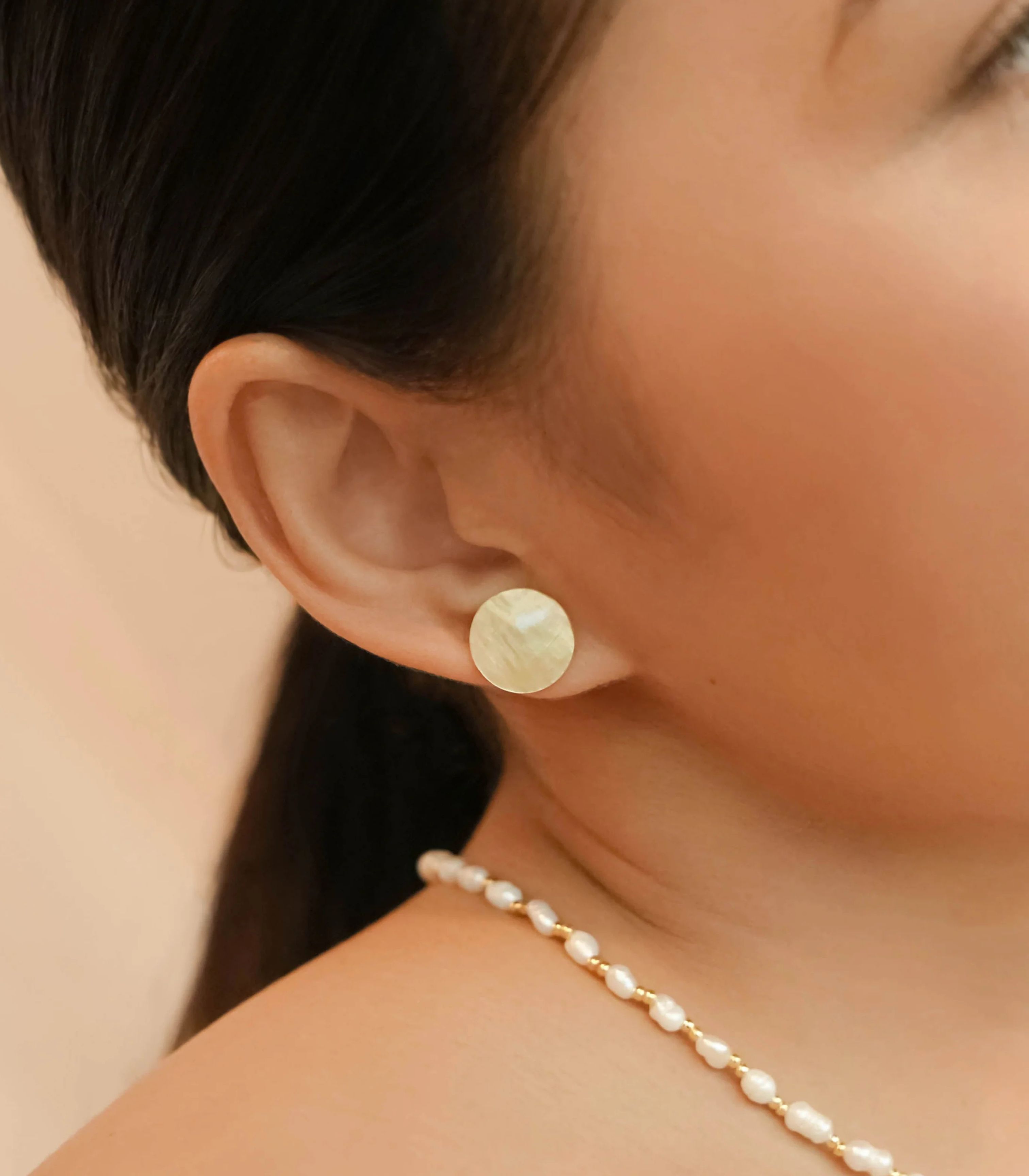 Concha Circle Stud Earrings in Mother of Pearl Shell - Arete