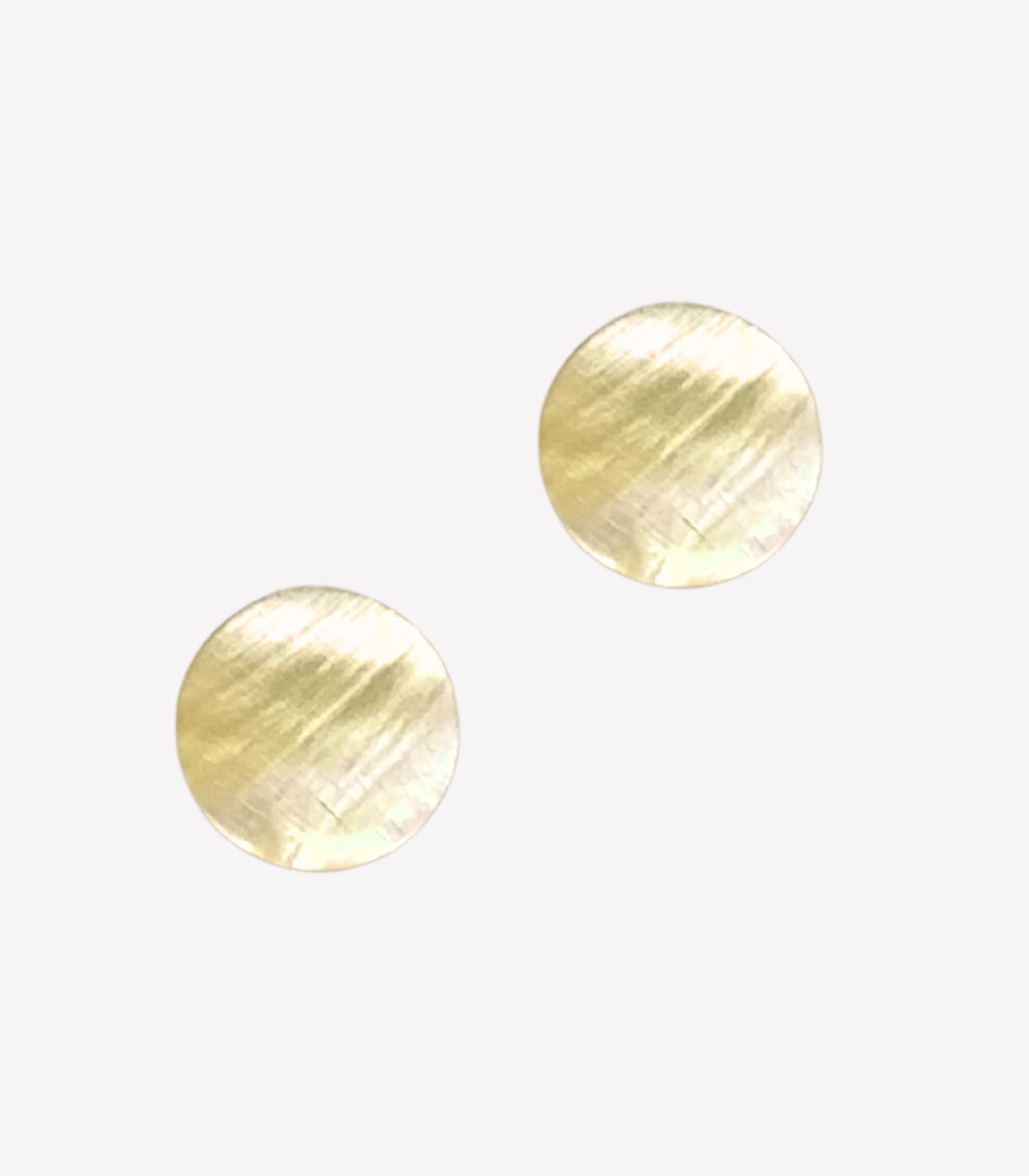 Concha Circle Stud Earrings in Mother of Pearl Shell - Arete