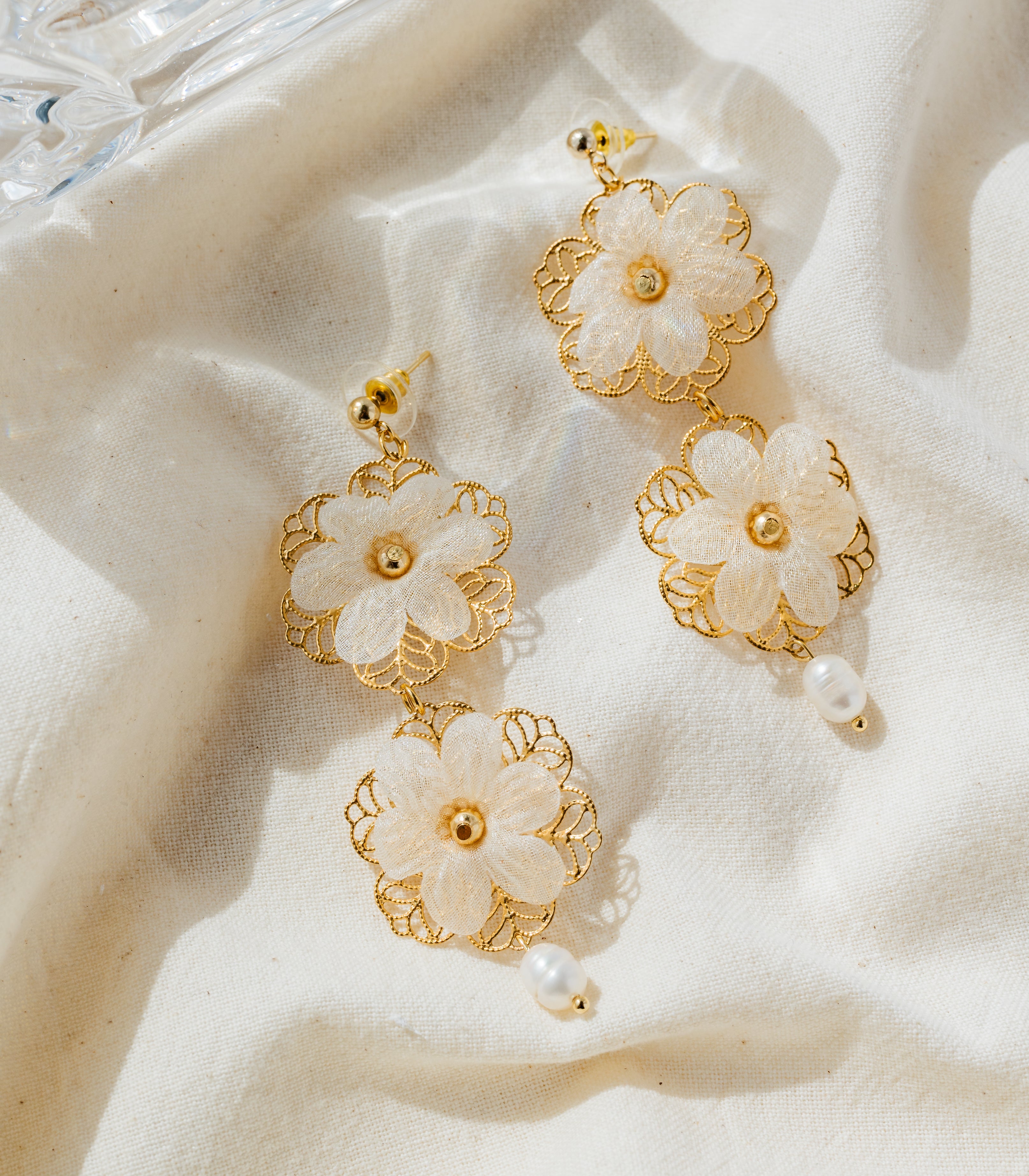 Lila Drop Pearl Earrings - Arete