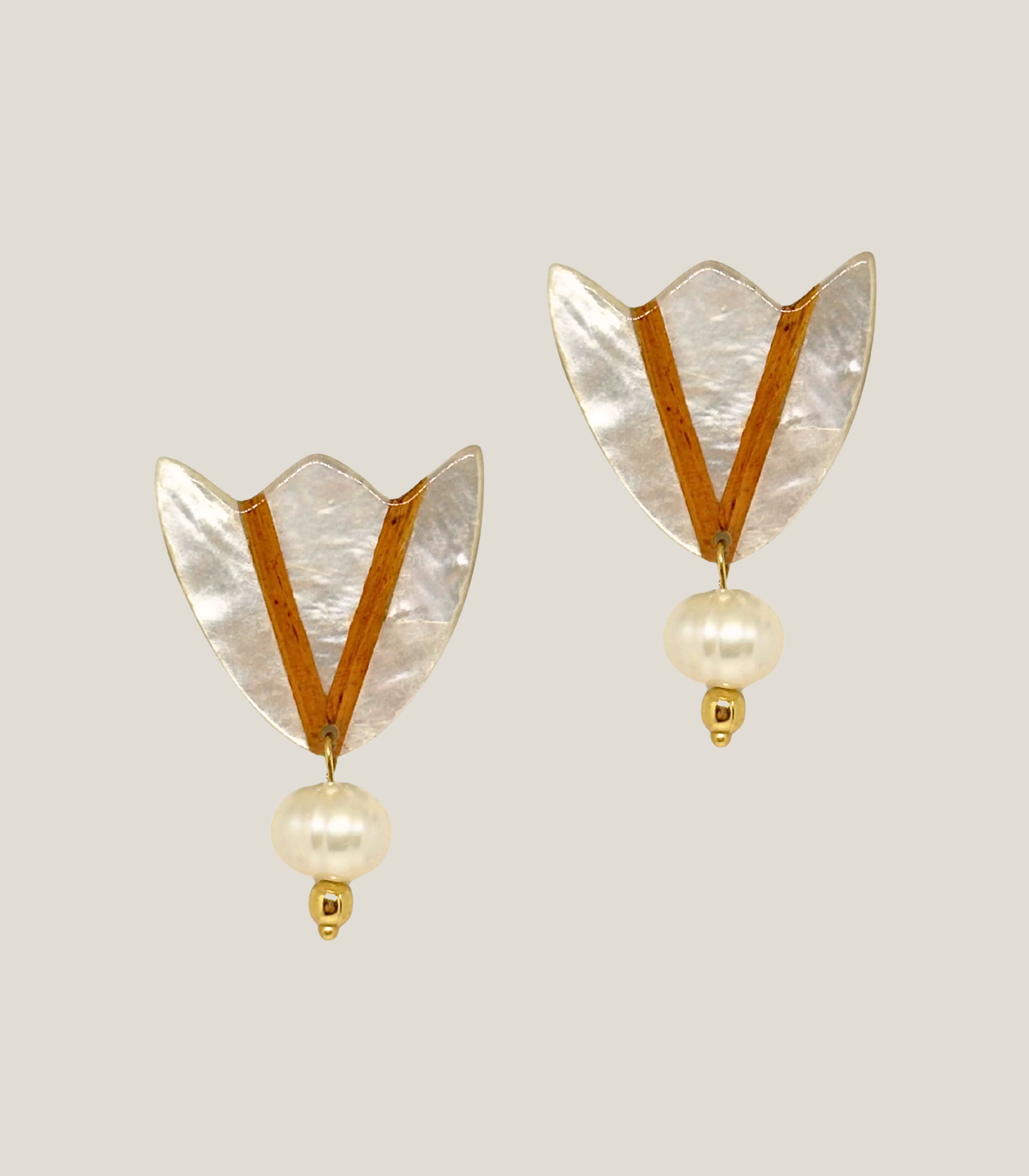 Guita Capiz Pearl Flower Studs - Arete