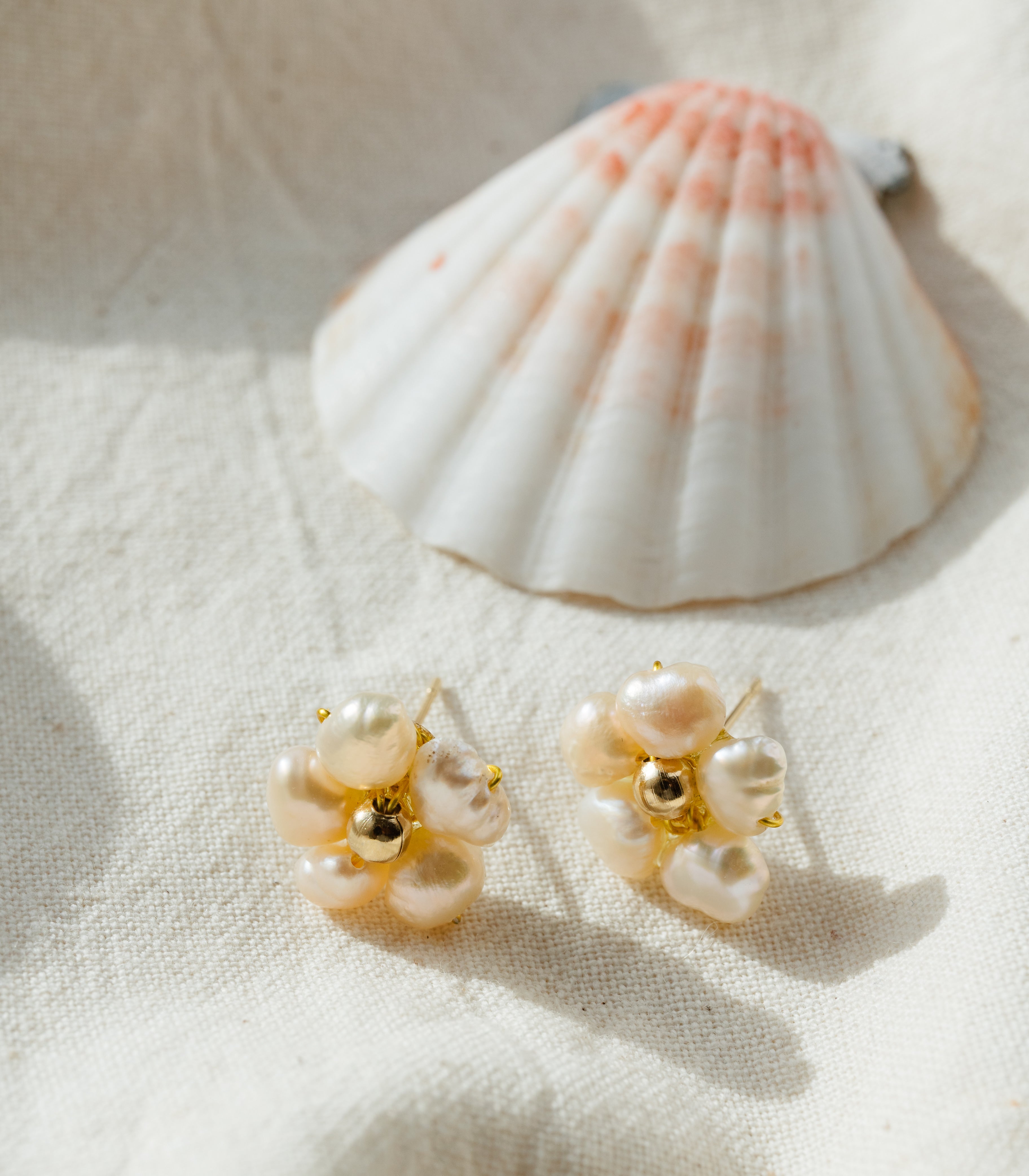 Kalachuchi Pearl Studs - Arete