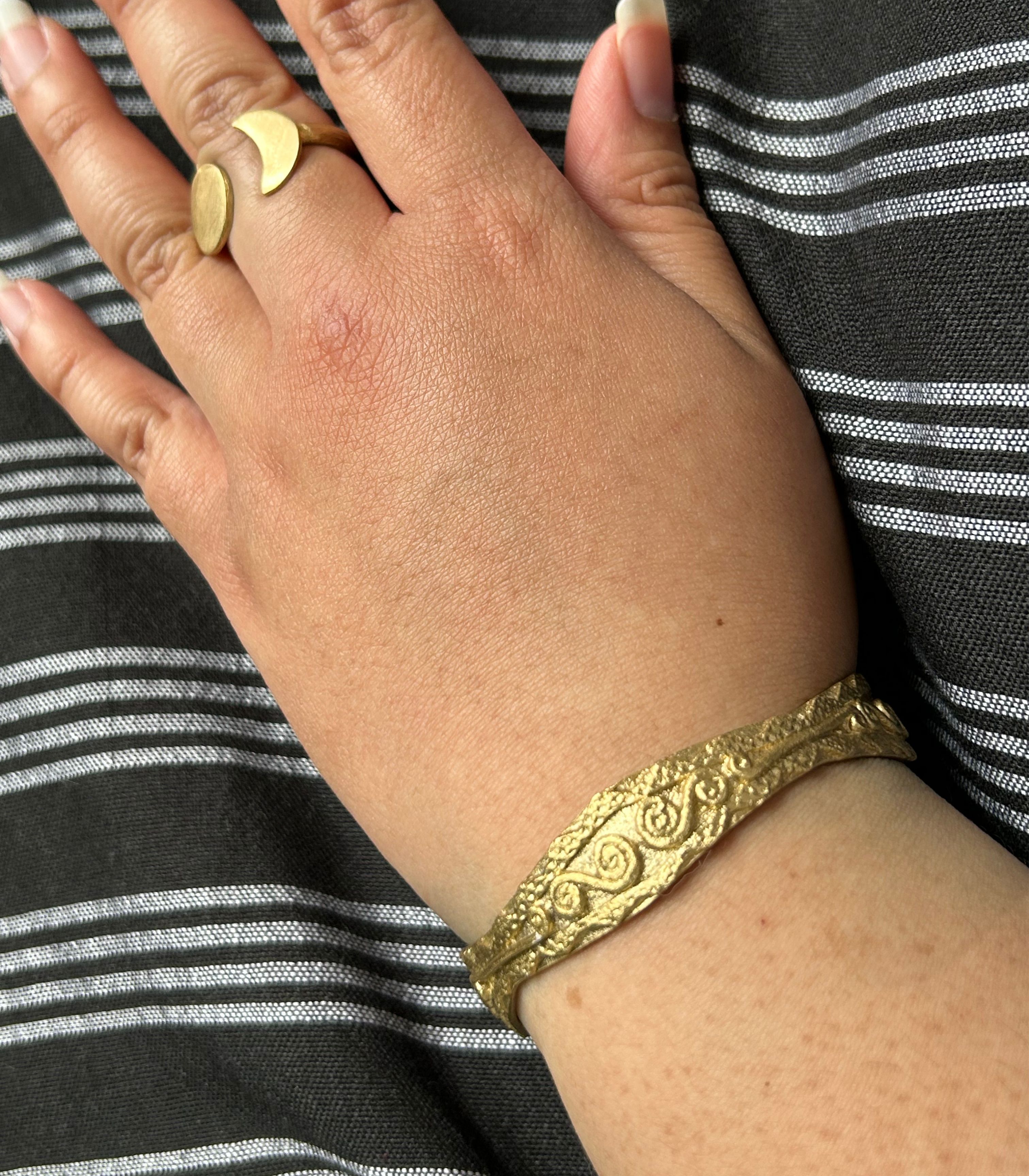 Datu Tboli Crown Brass Bangle - Sesotunawa