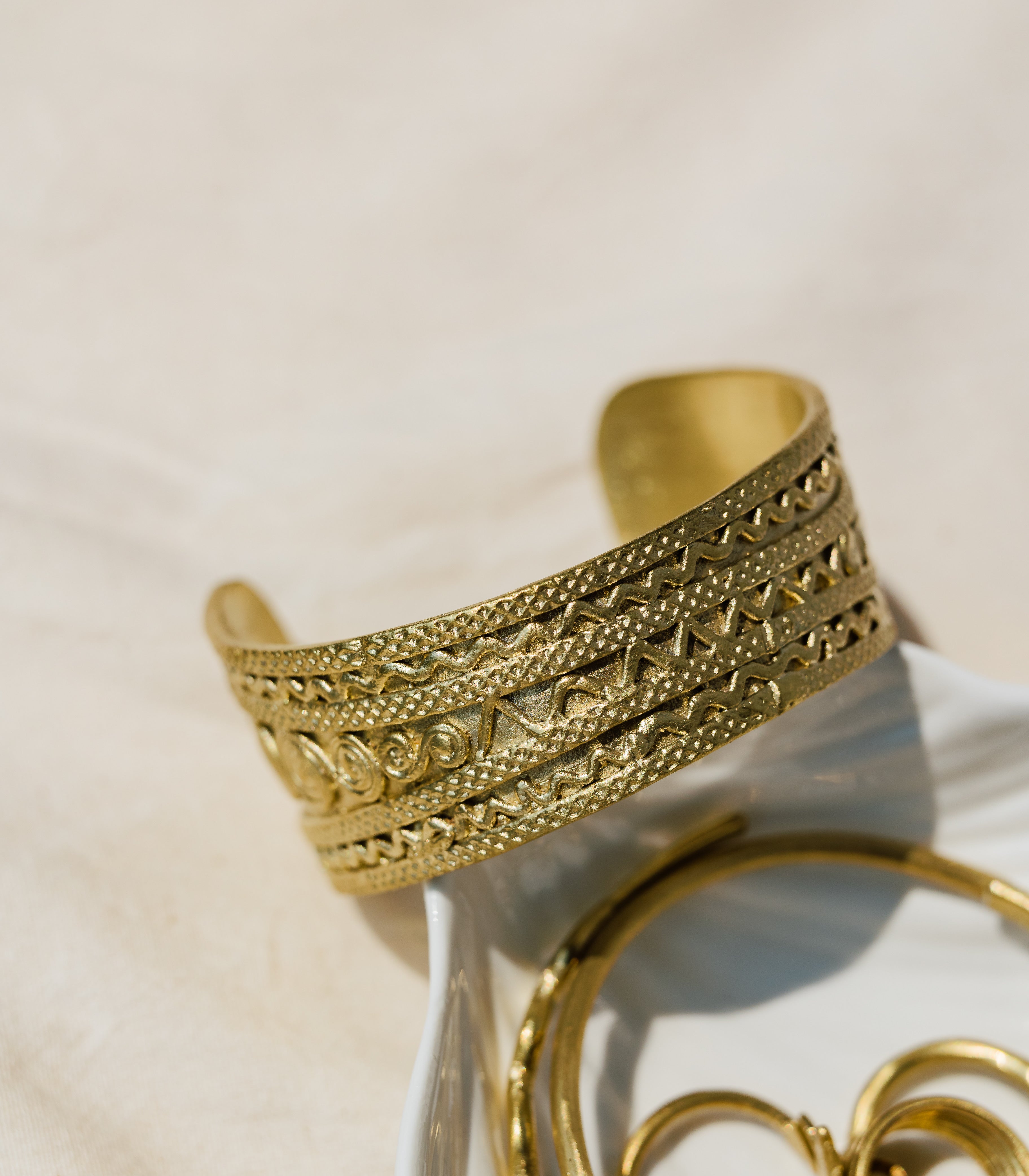 Fishtail Cuff Bracelet - Engraved - Sesotunawa