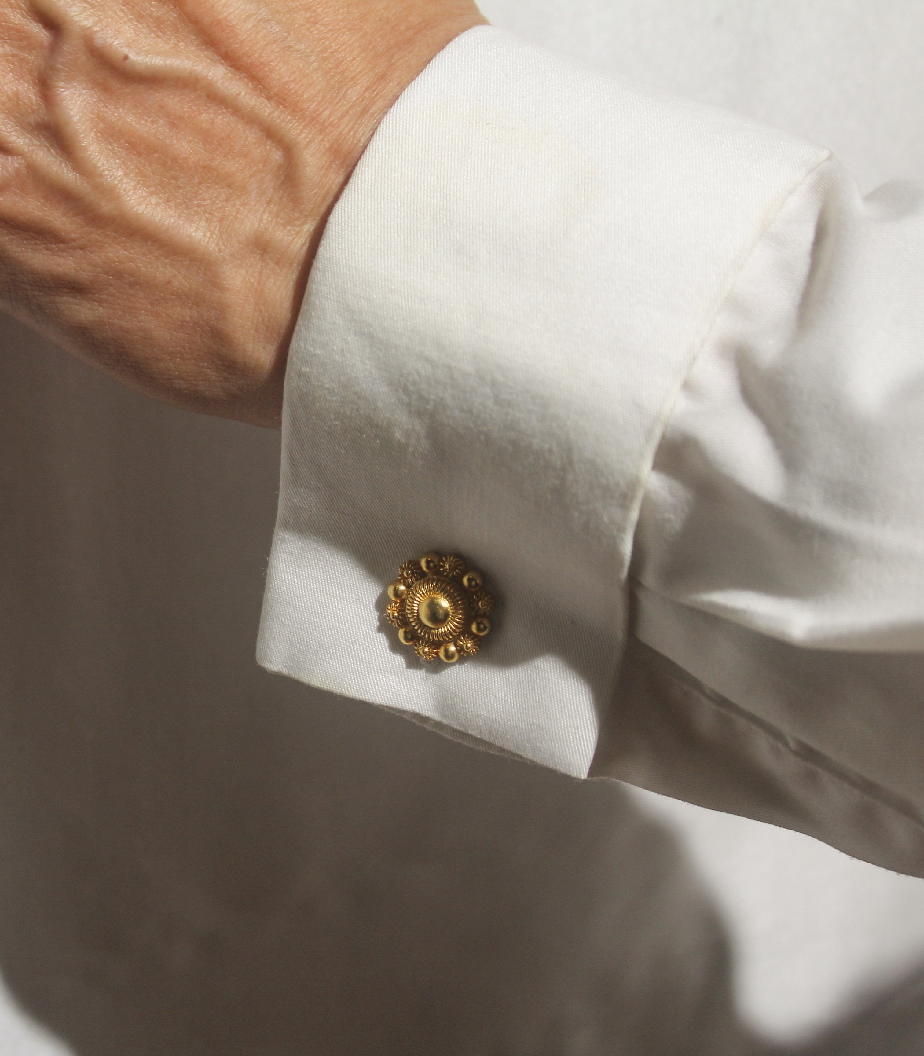 Bernie Cufflink in Gold - AMAMI