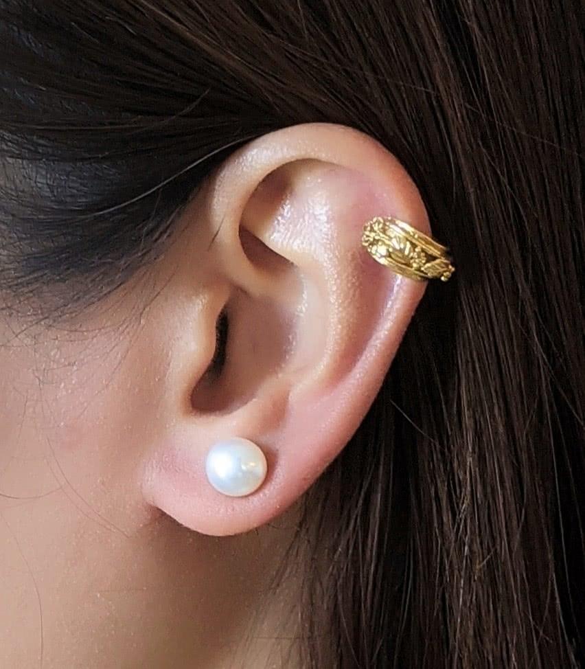 Cecilia Filigree Ear Cuff with a model - AMAMI