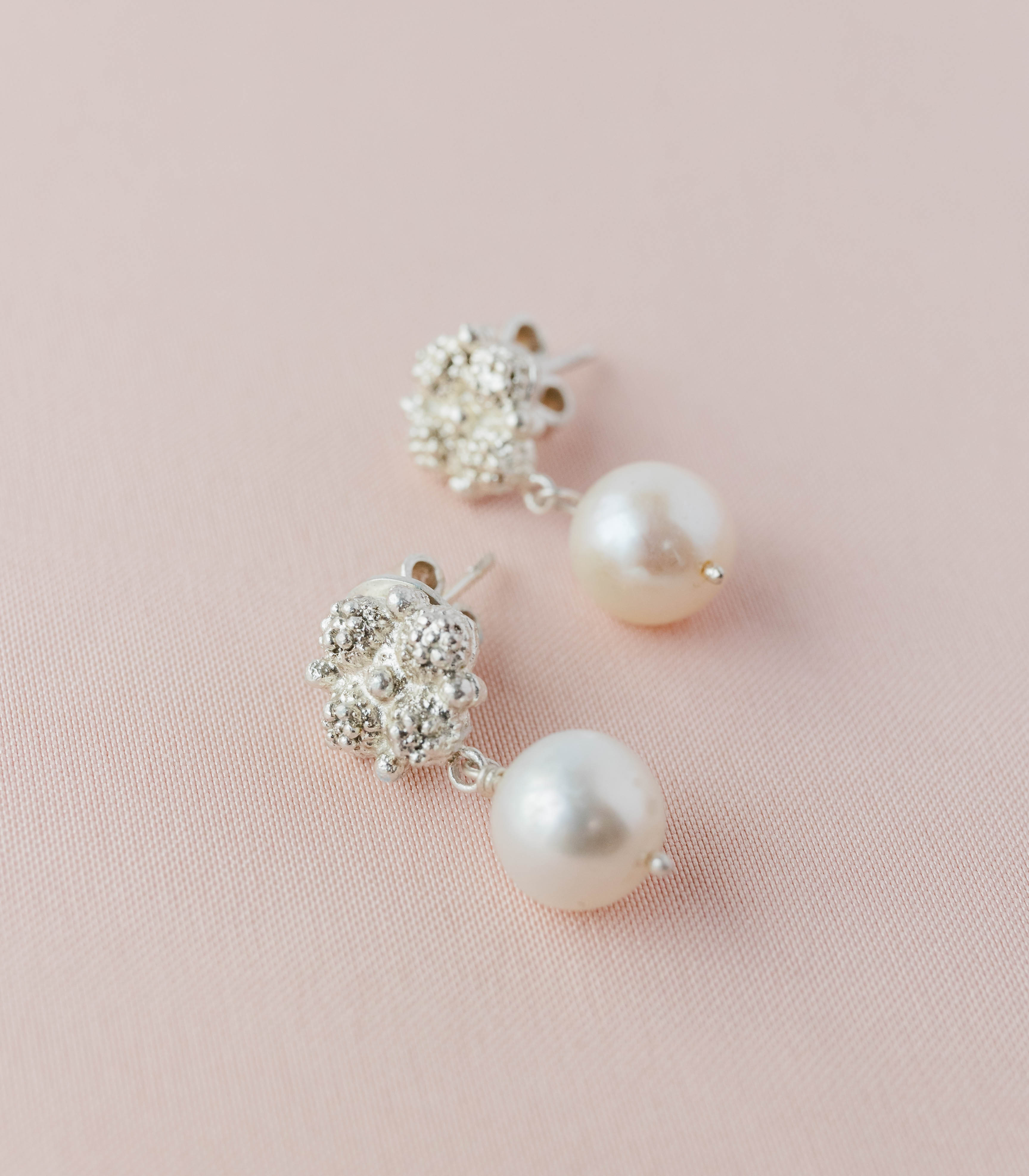 Estela Pearl Drop Earrings with 4 Rositas in Silver - AMAMI