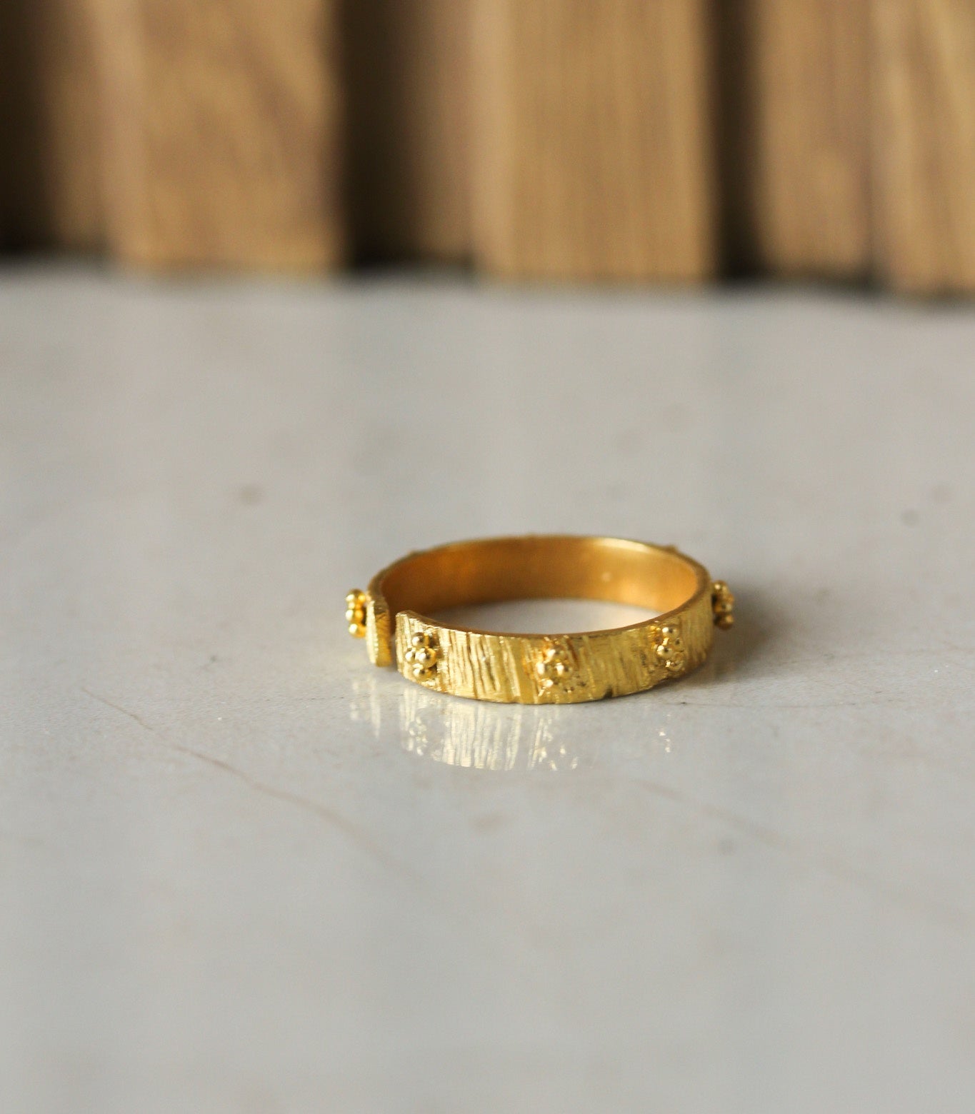 Patak Granulated Ring Band - AMAMI