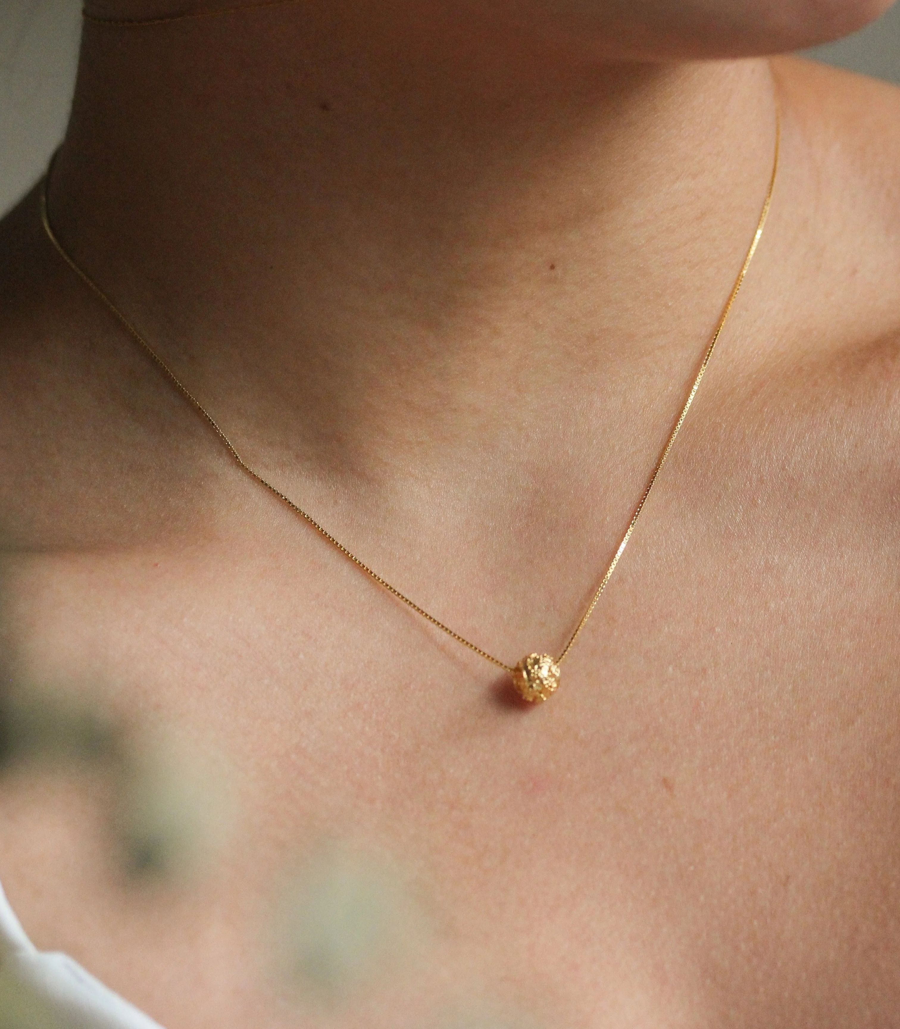 The AMAMI Minimalist Chain Pendant Necklace In Gold Filigree