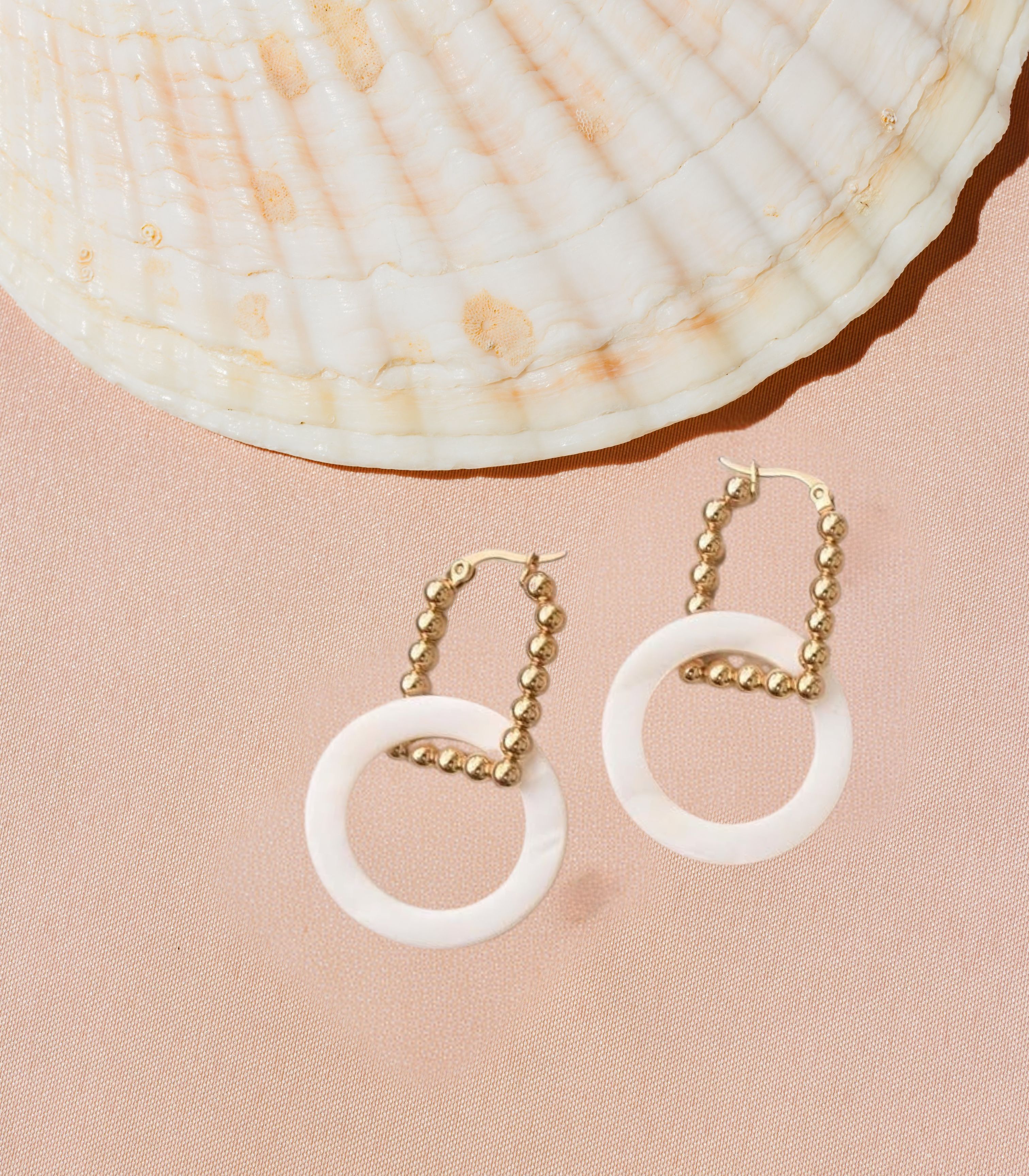 Alza Cuadro Hoops in Mother of Pearl - Arete