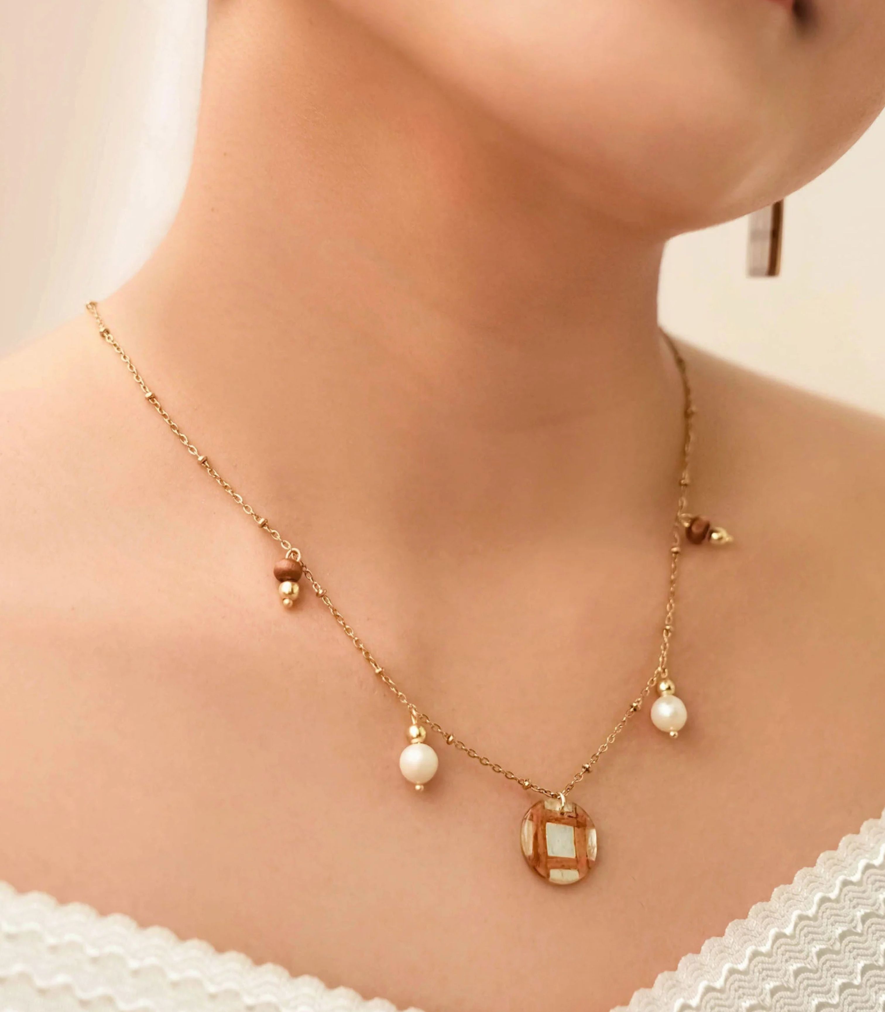  Capiz Pearl Pendant Necklace - Arete