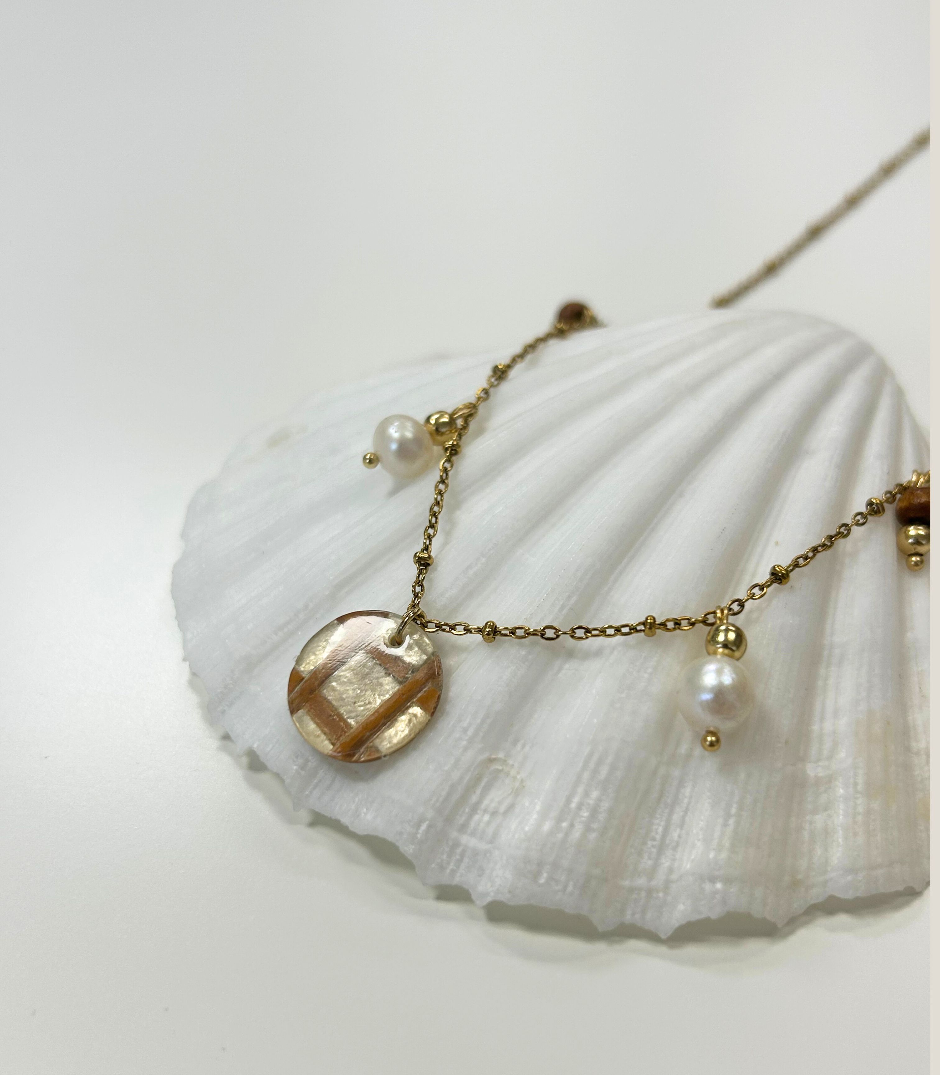 Capiz Pearl Pendant Necklace - Arete