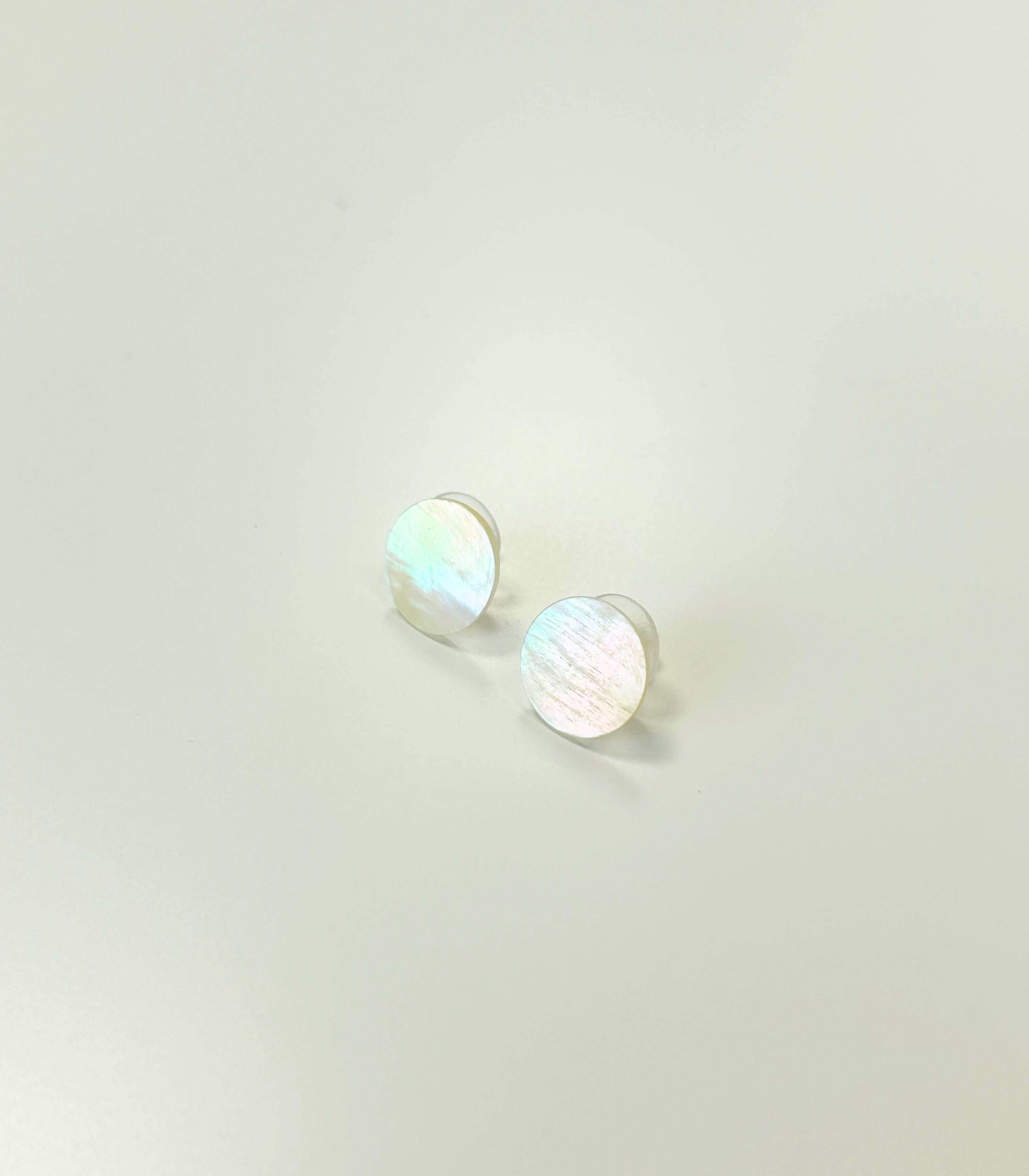 Concha Circle Stud Earrings in Mother of Pearl Shell - Arete