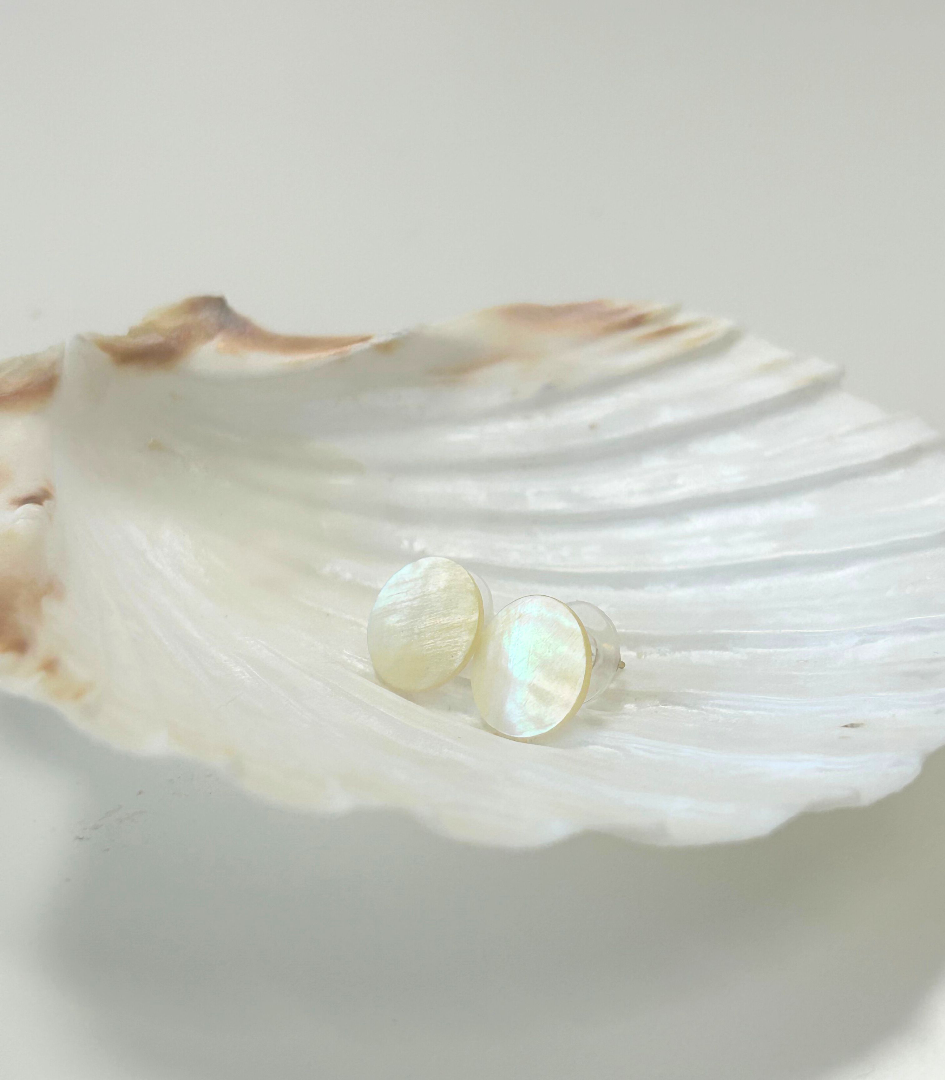 Concha Circle Stud Earrings in Mother of Pearl Shell - Arete