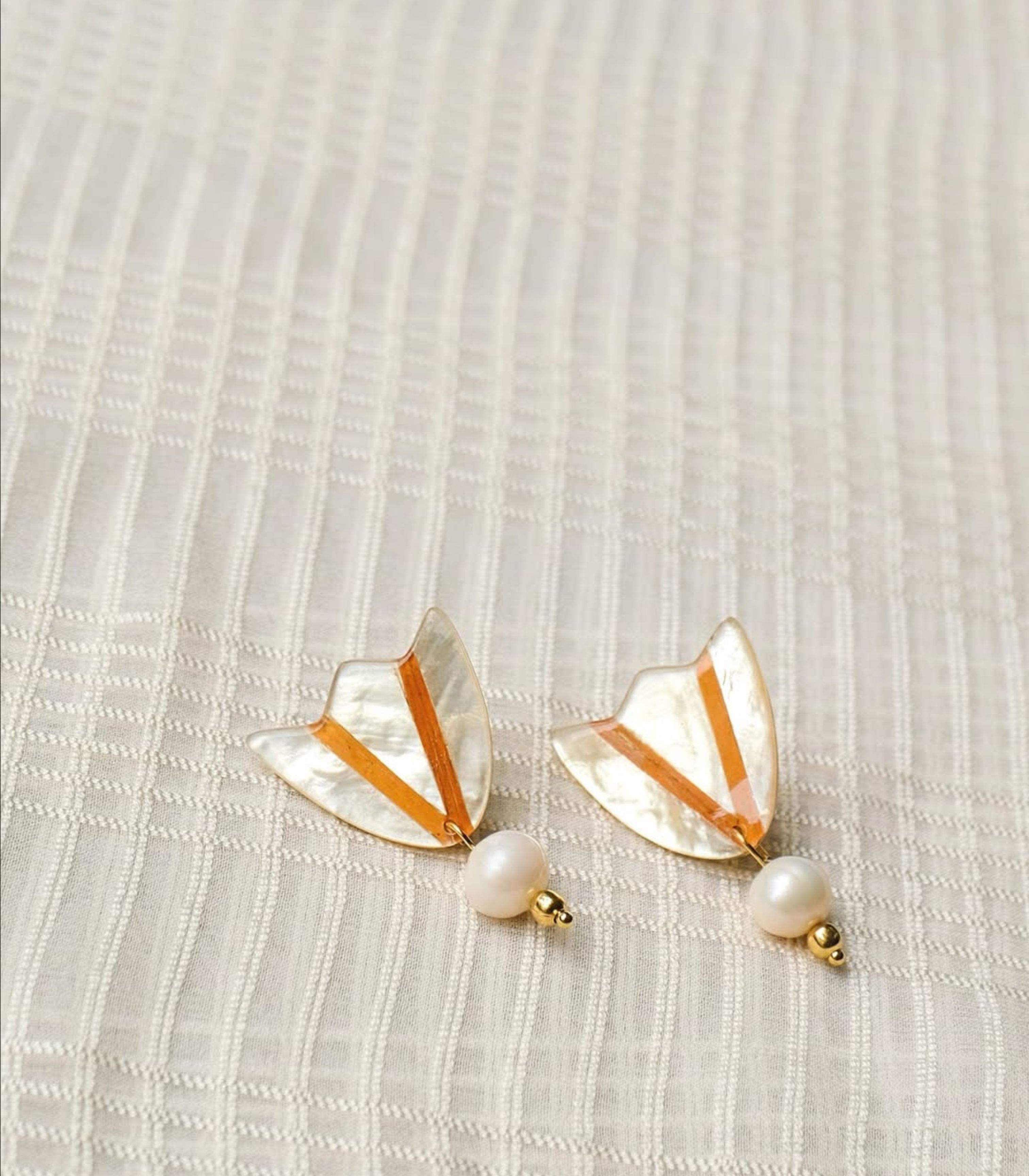 Guita Capiz Pearl Flower Studs - Arete