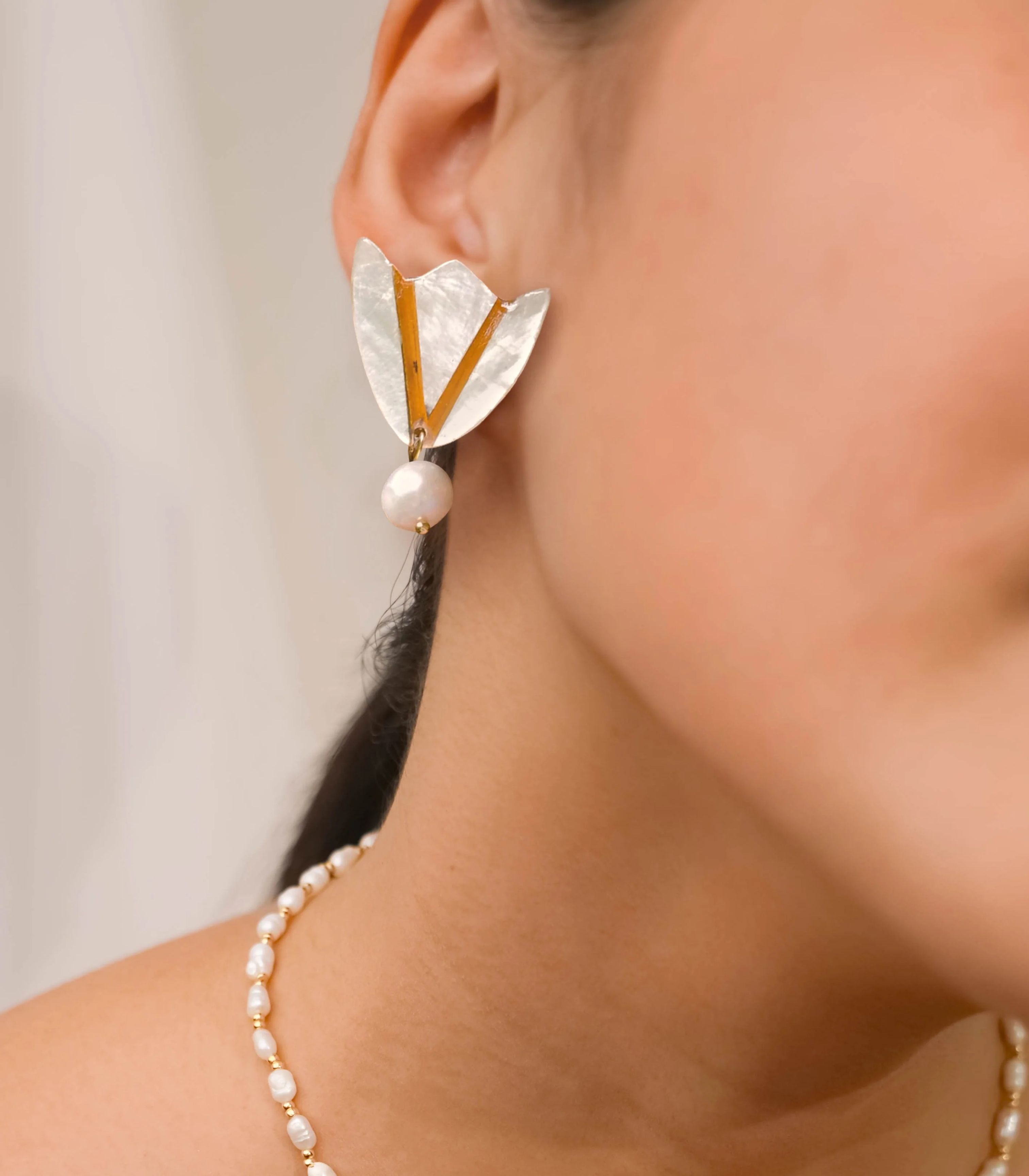 Guita Capiz Pearl Flower Studs - Arete
