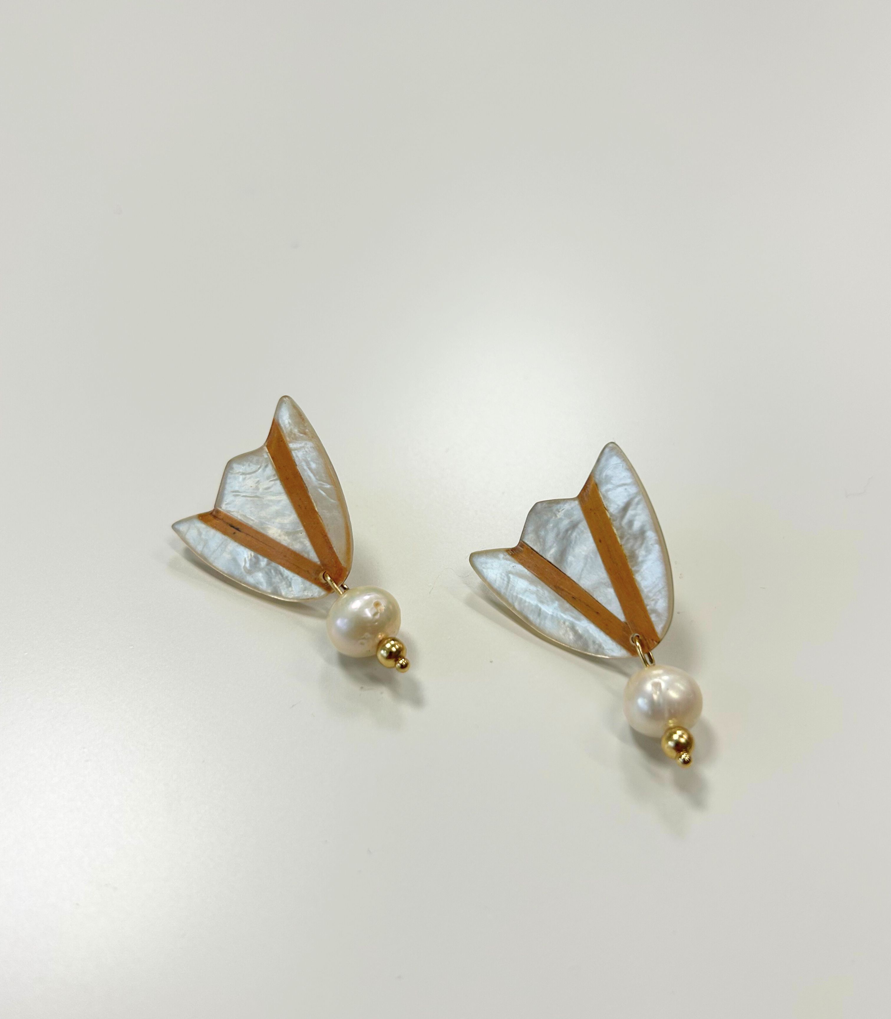 Guita Capiz Pearl Flower Studs - Arete