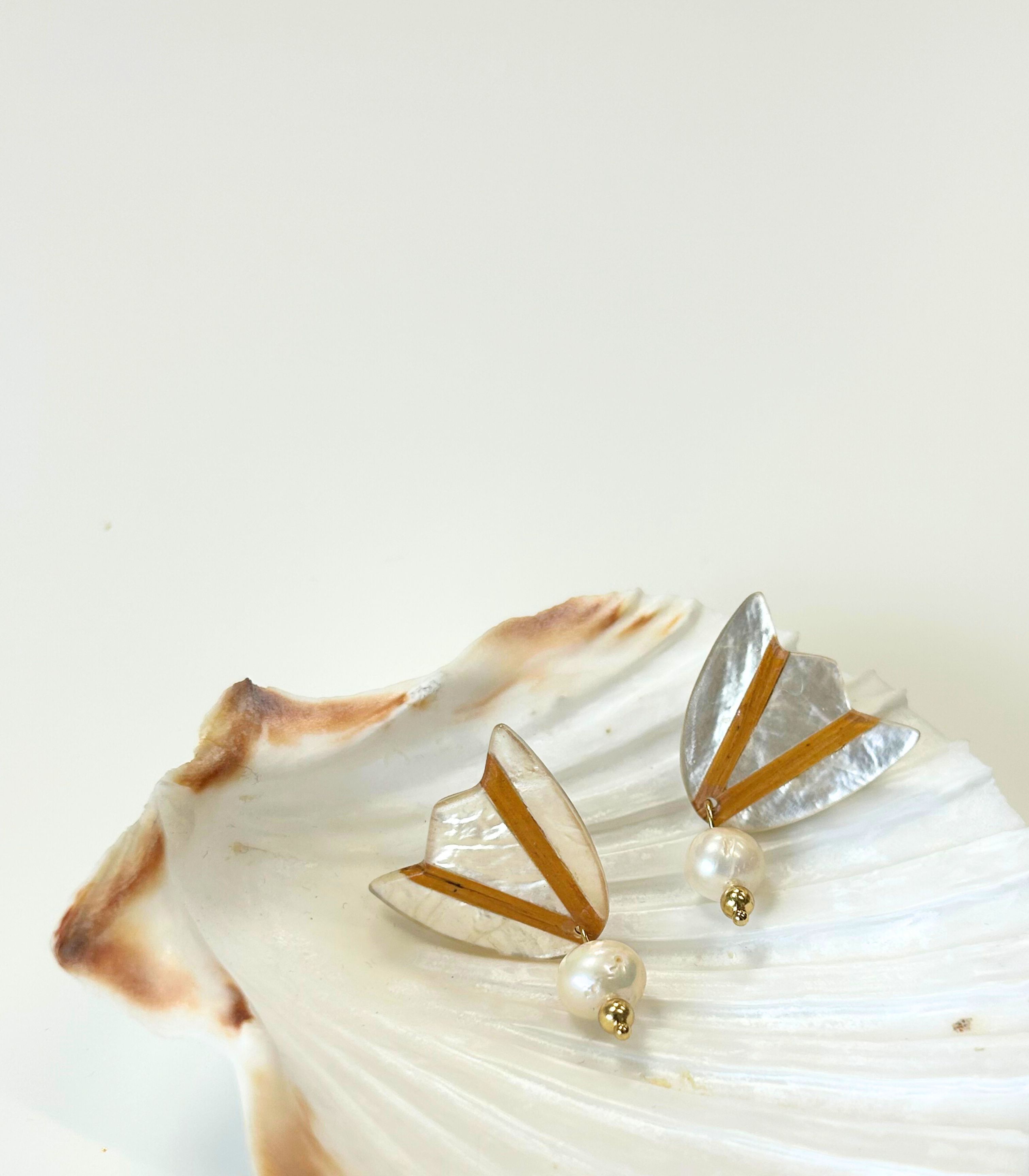 Guita Capiz Pearl Flower Studs - Arete