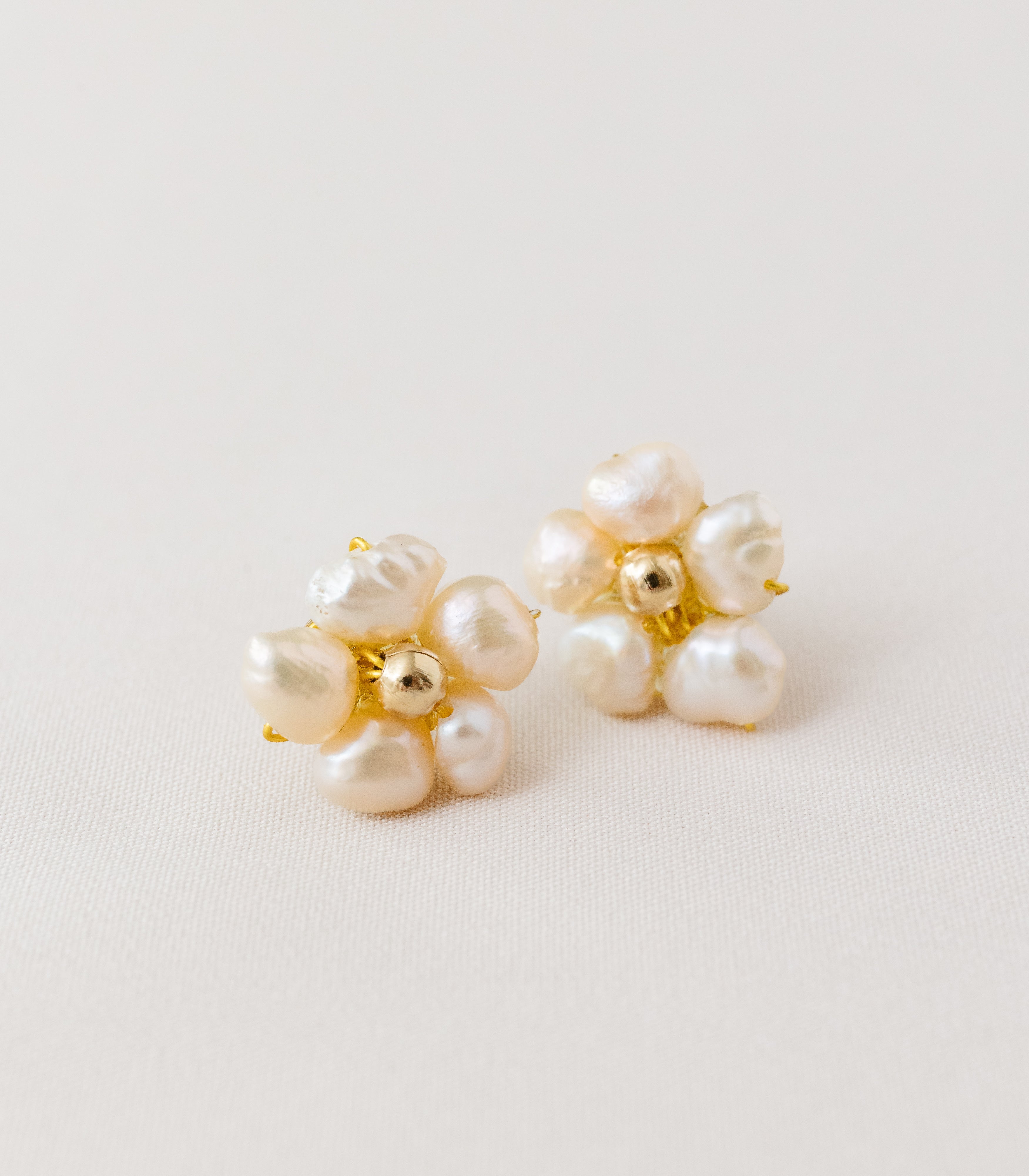 Kalachuchi Pearl Studs - Arete