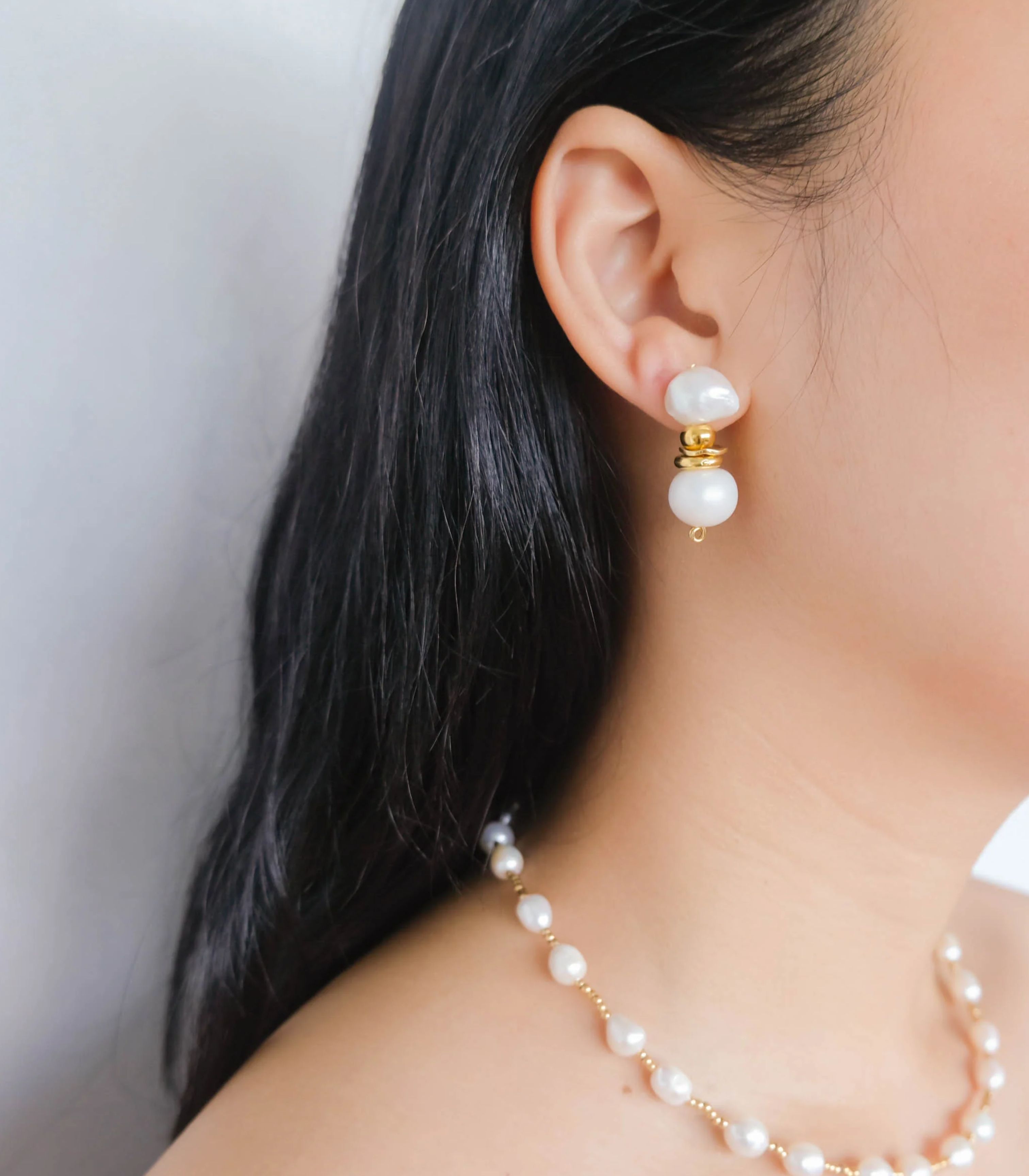 Lluvia Pearl Studs - Arete