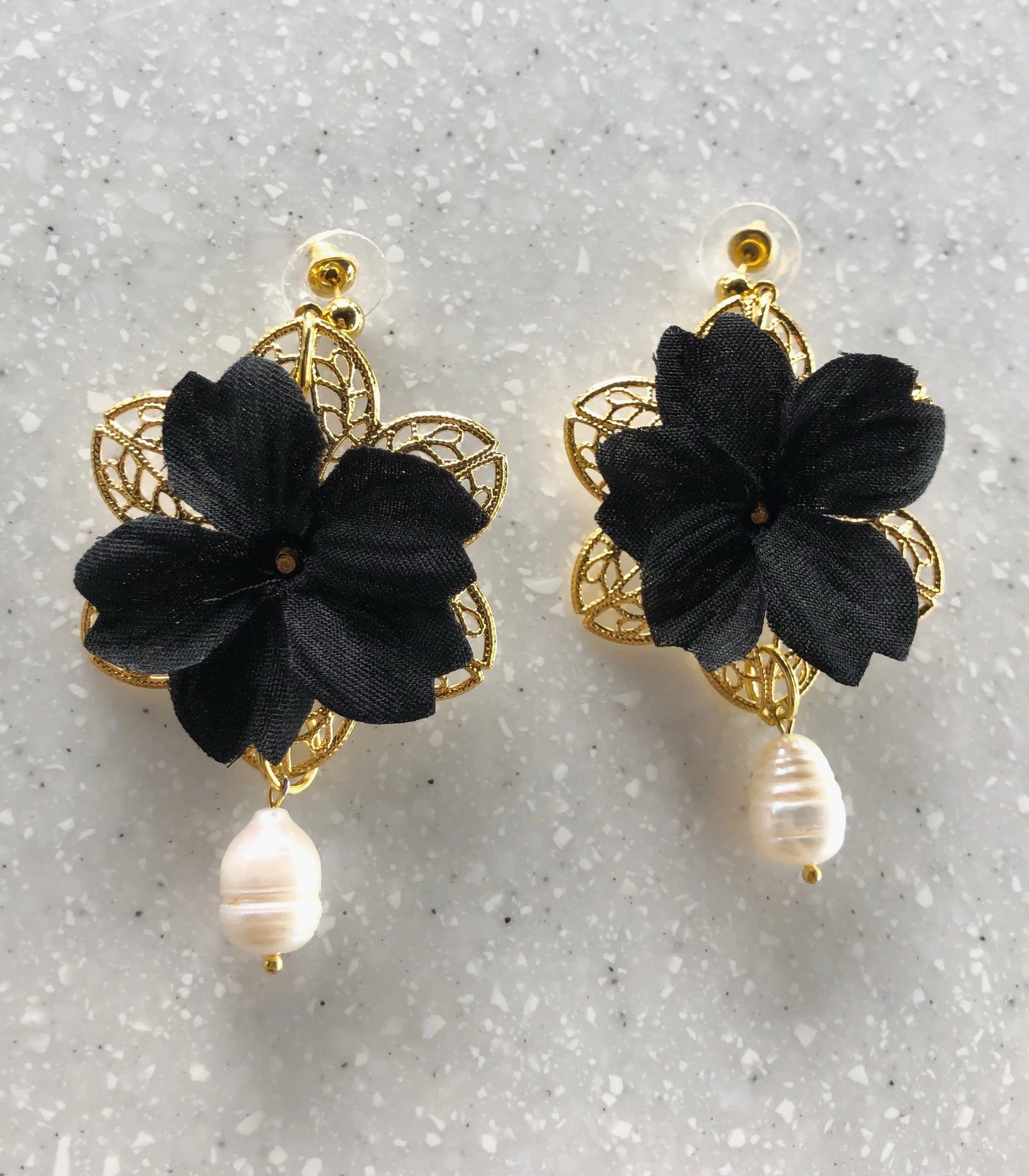 Margarita Pearl Earrings in Black - Arete