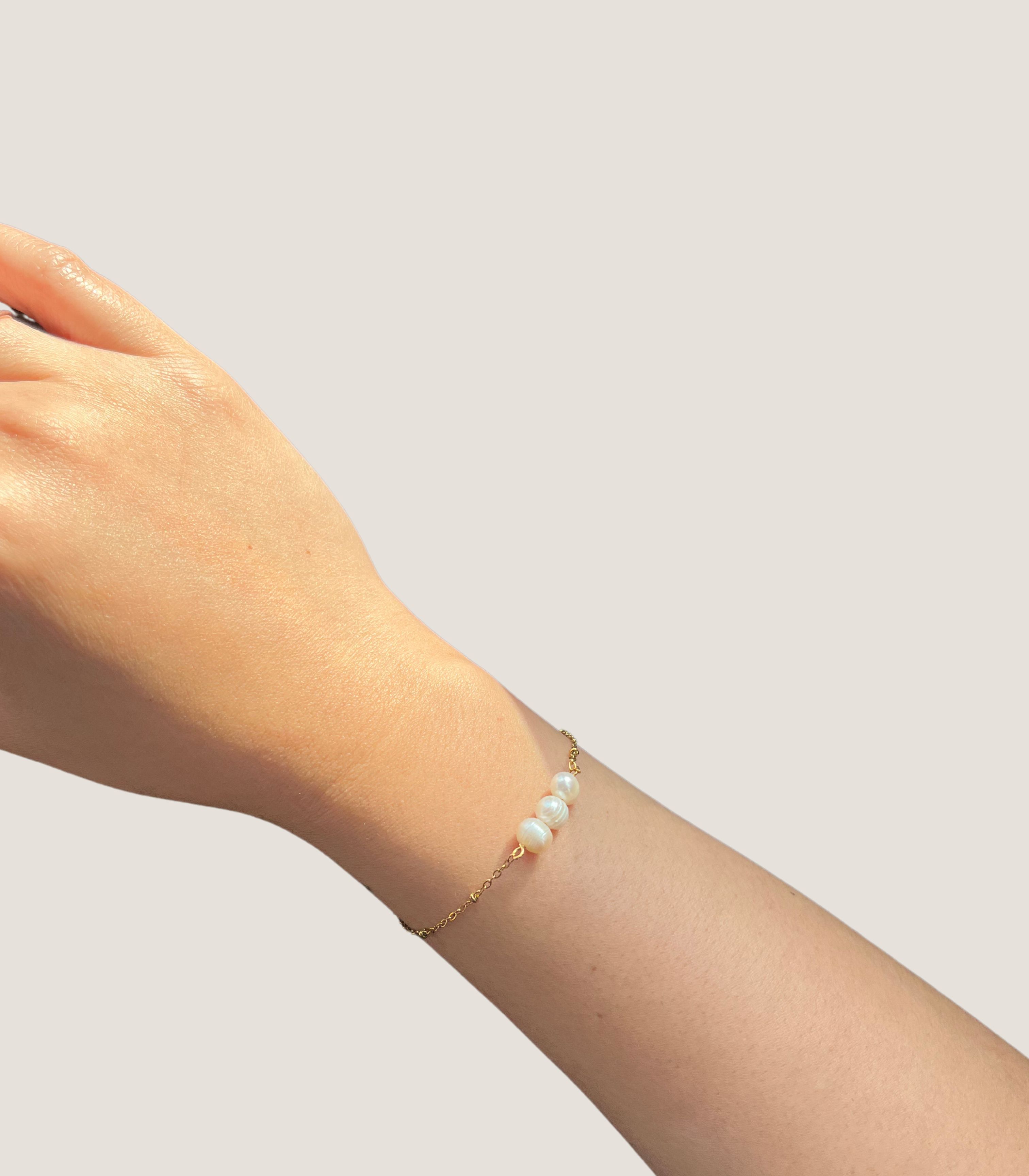 Tres Perlas ILY Dainty Bracelet - Arete