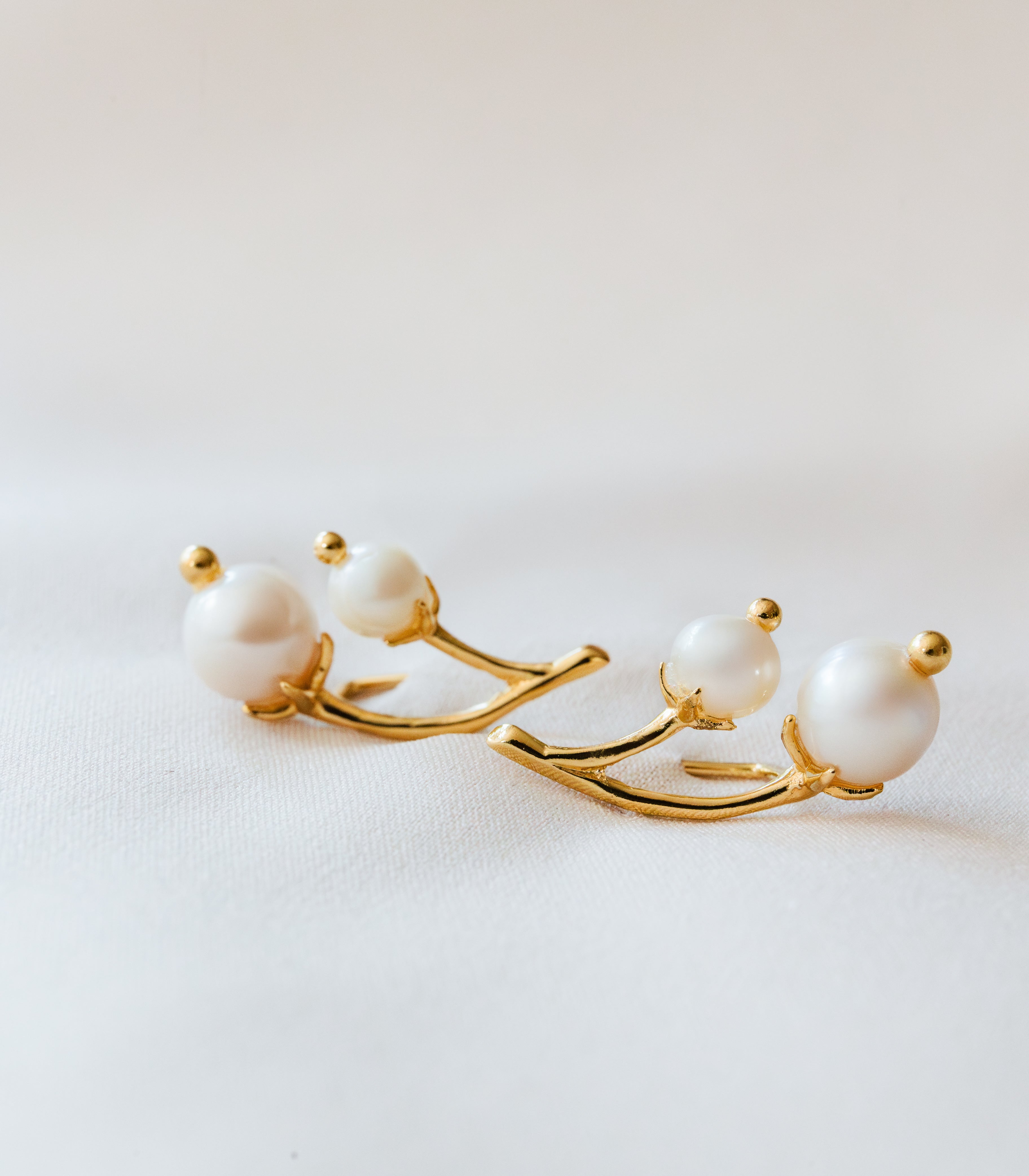Aratilis Ear Crawlers In Pearl - Lily Jewelry