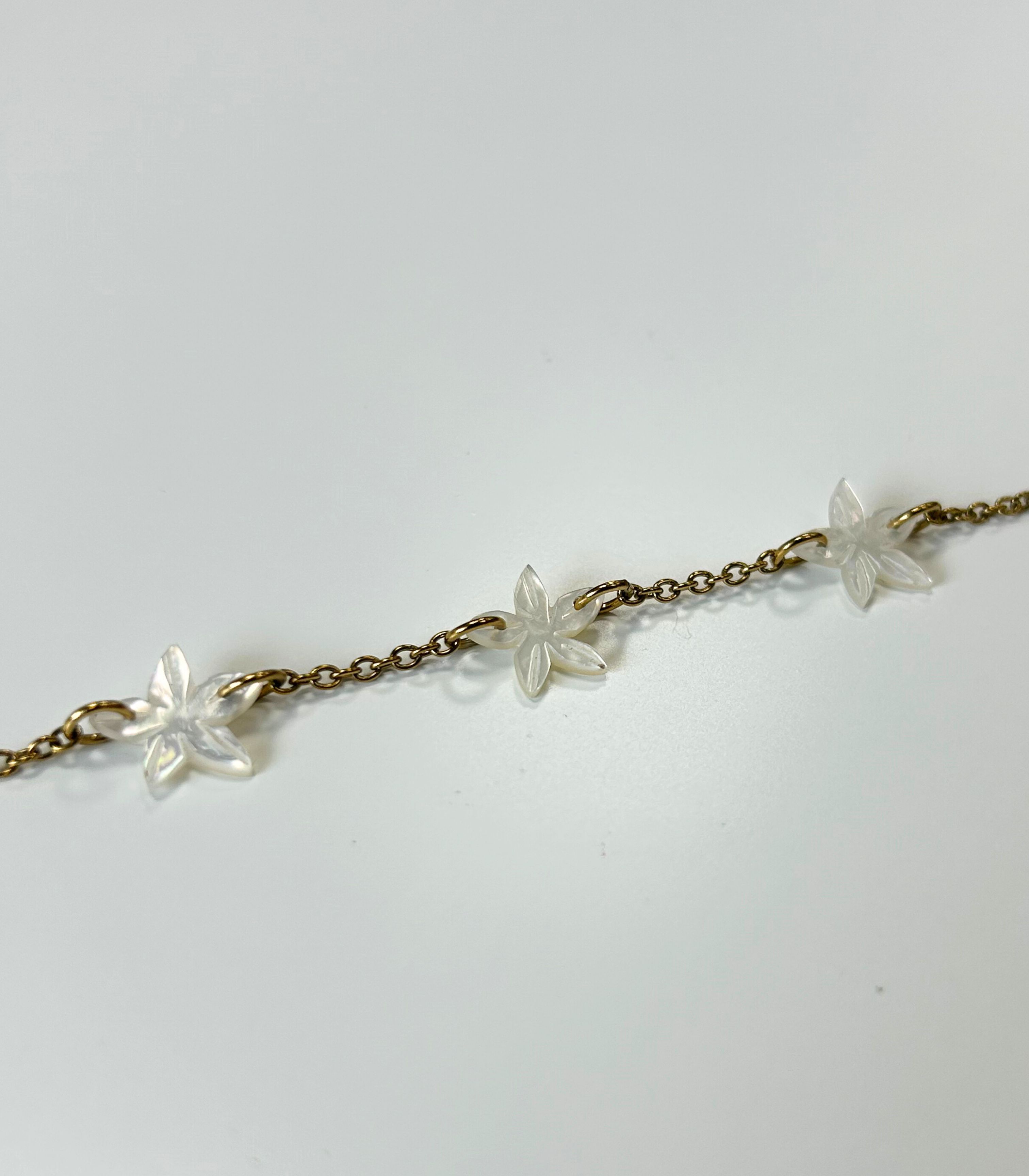 Tres Santan Mother of Pearl Flower Bracelet