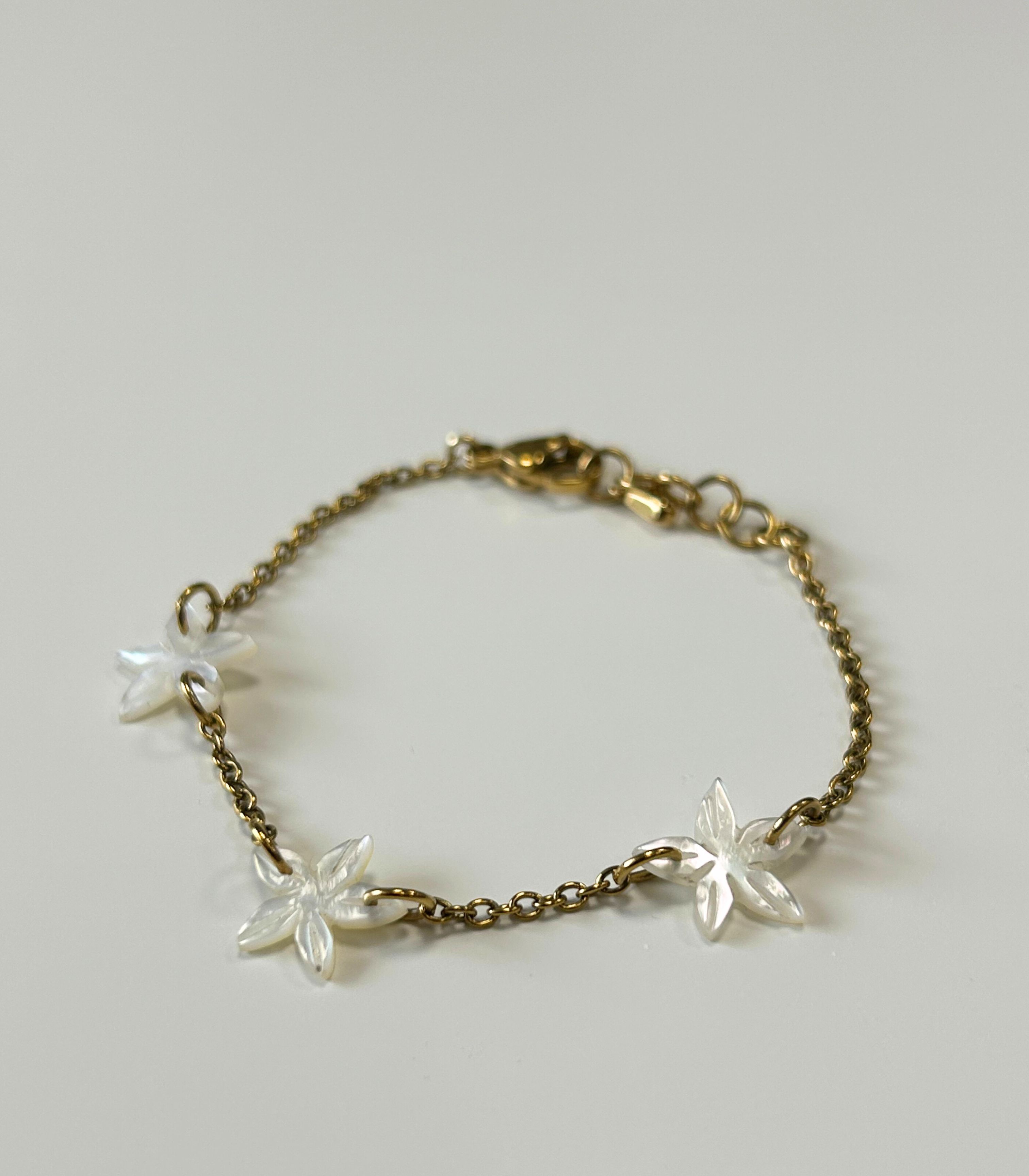 Tres Santan Mother of Pearl Flower Bracelet
