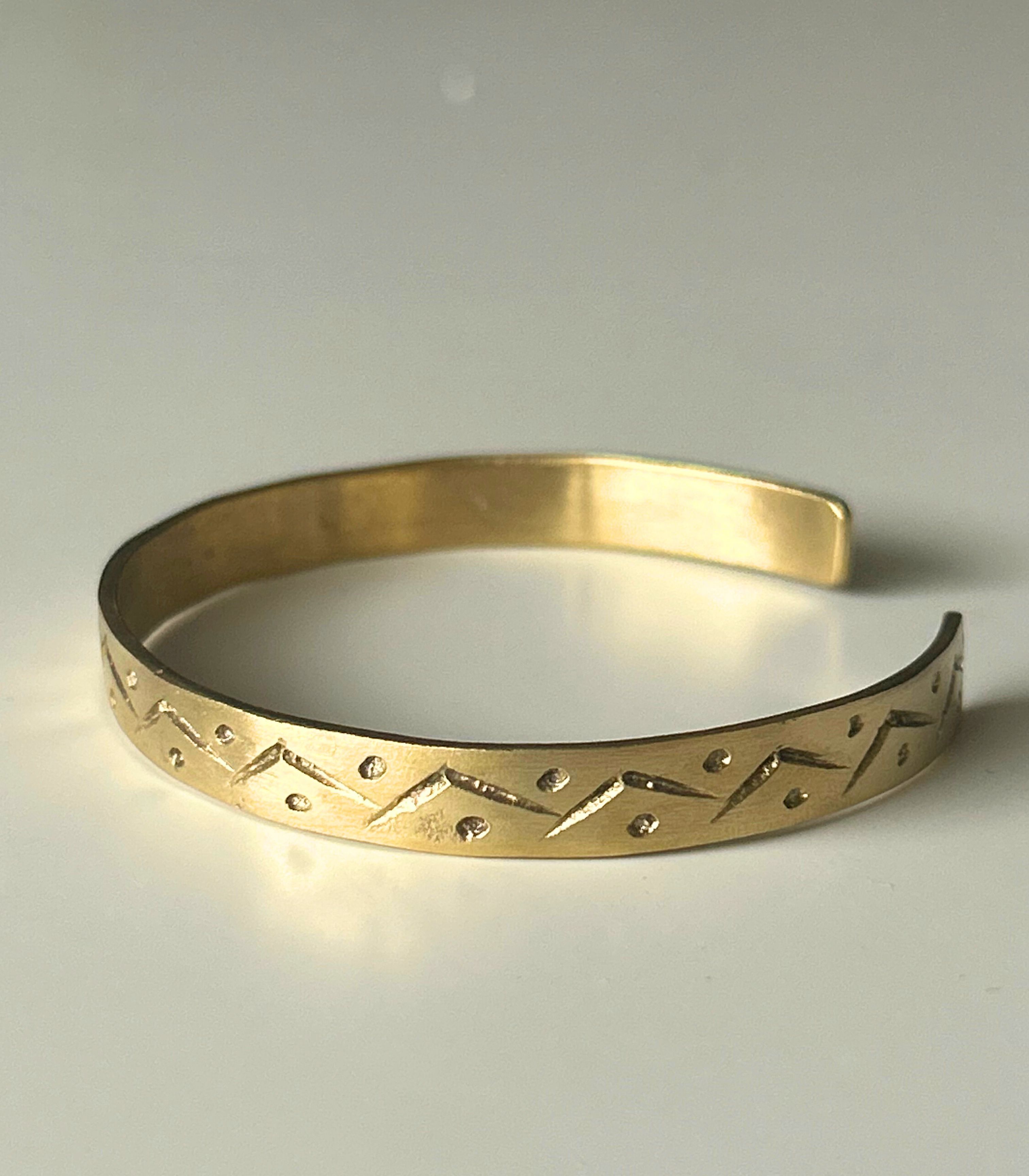 Sigol Nedek Mountains Brass Bangle - Sesotunawa