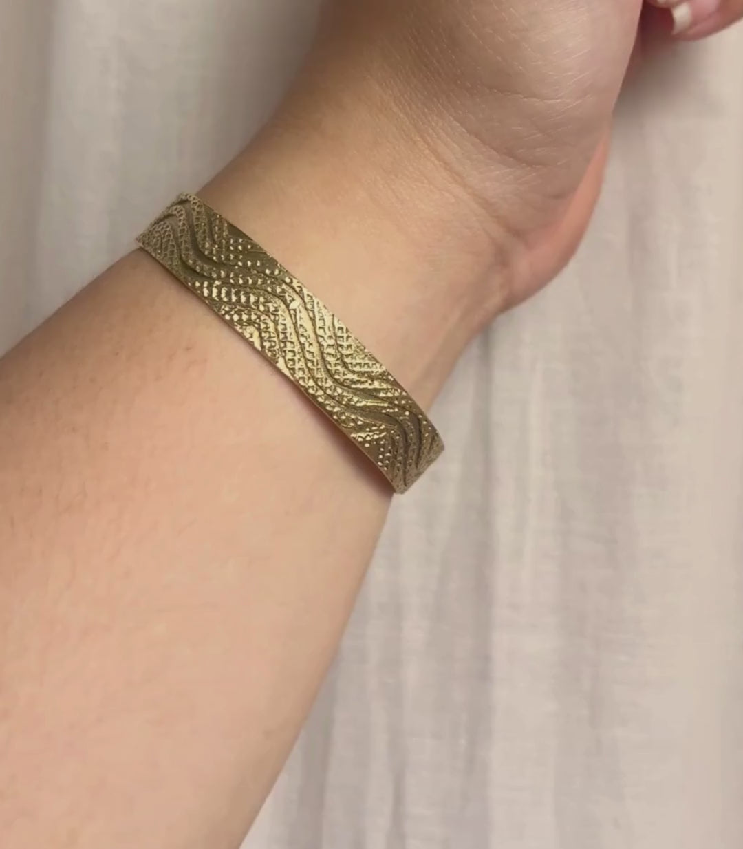 Lwok Bnetek Wave & Waters Brass Cuff - Sesotunawa