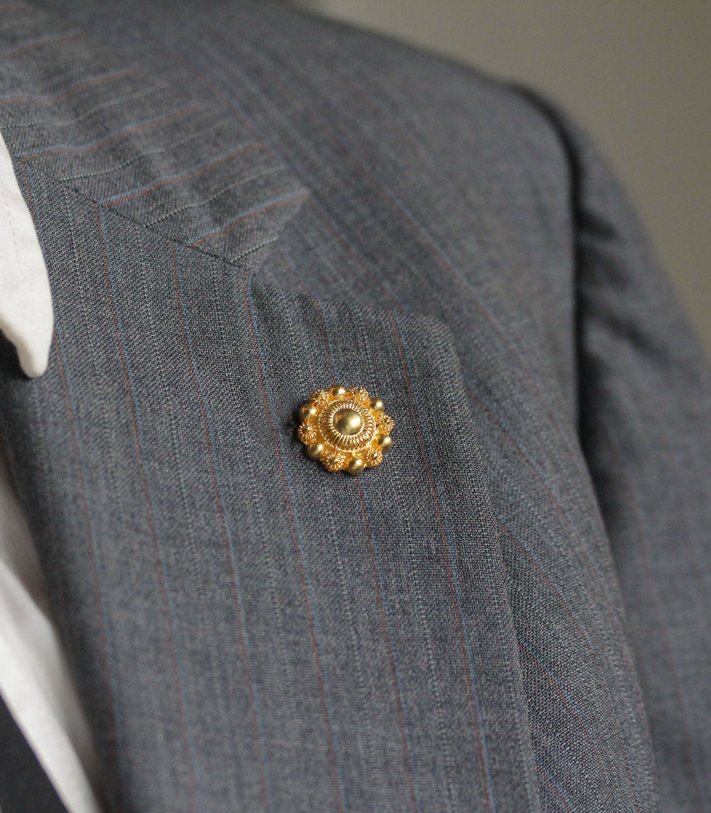 Bernie Gold Filigree Suit Lapel Pin - AMAMI