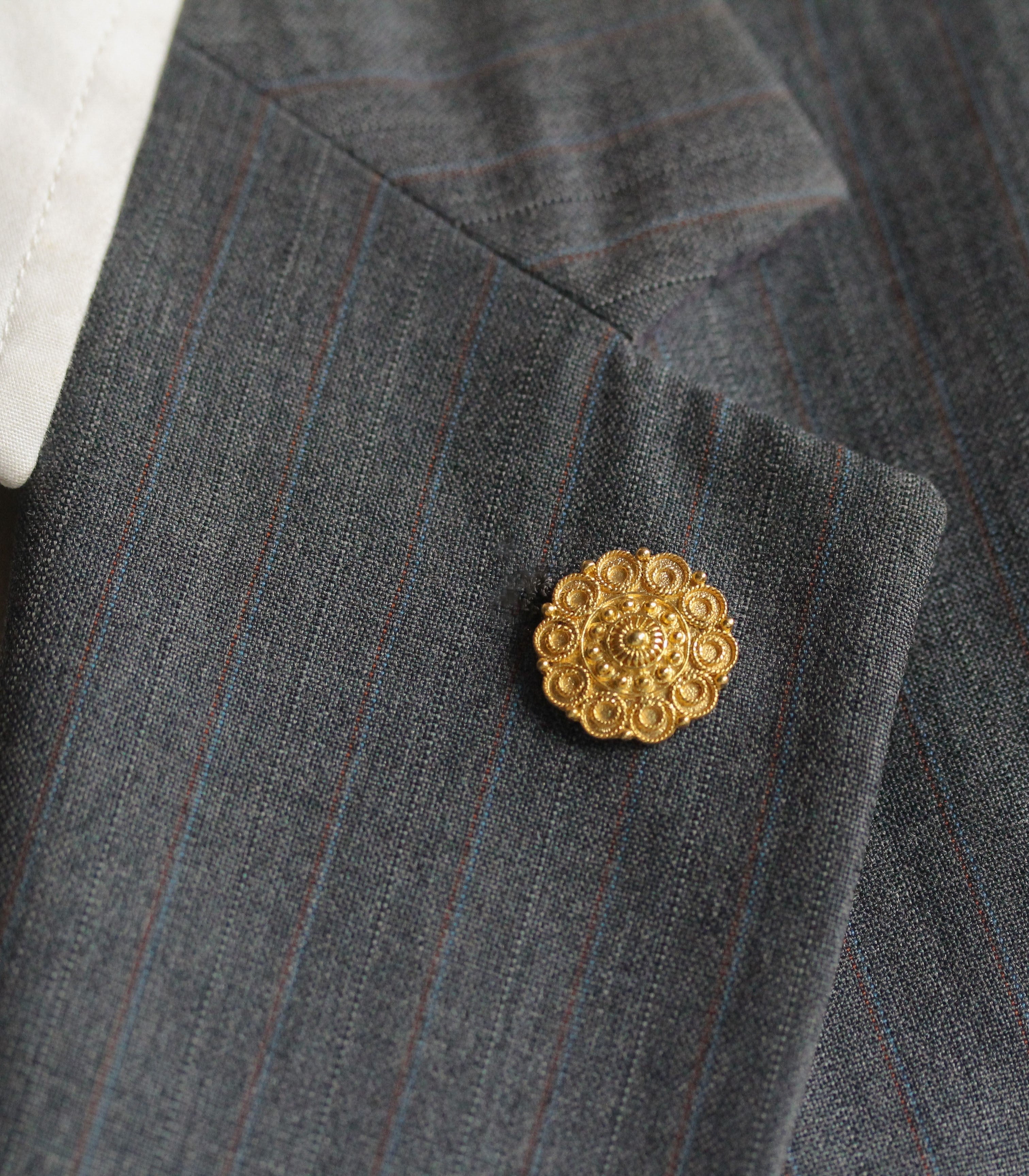 Brigido Lapel Pin in Gold - AMAMI