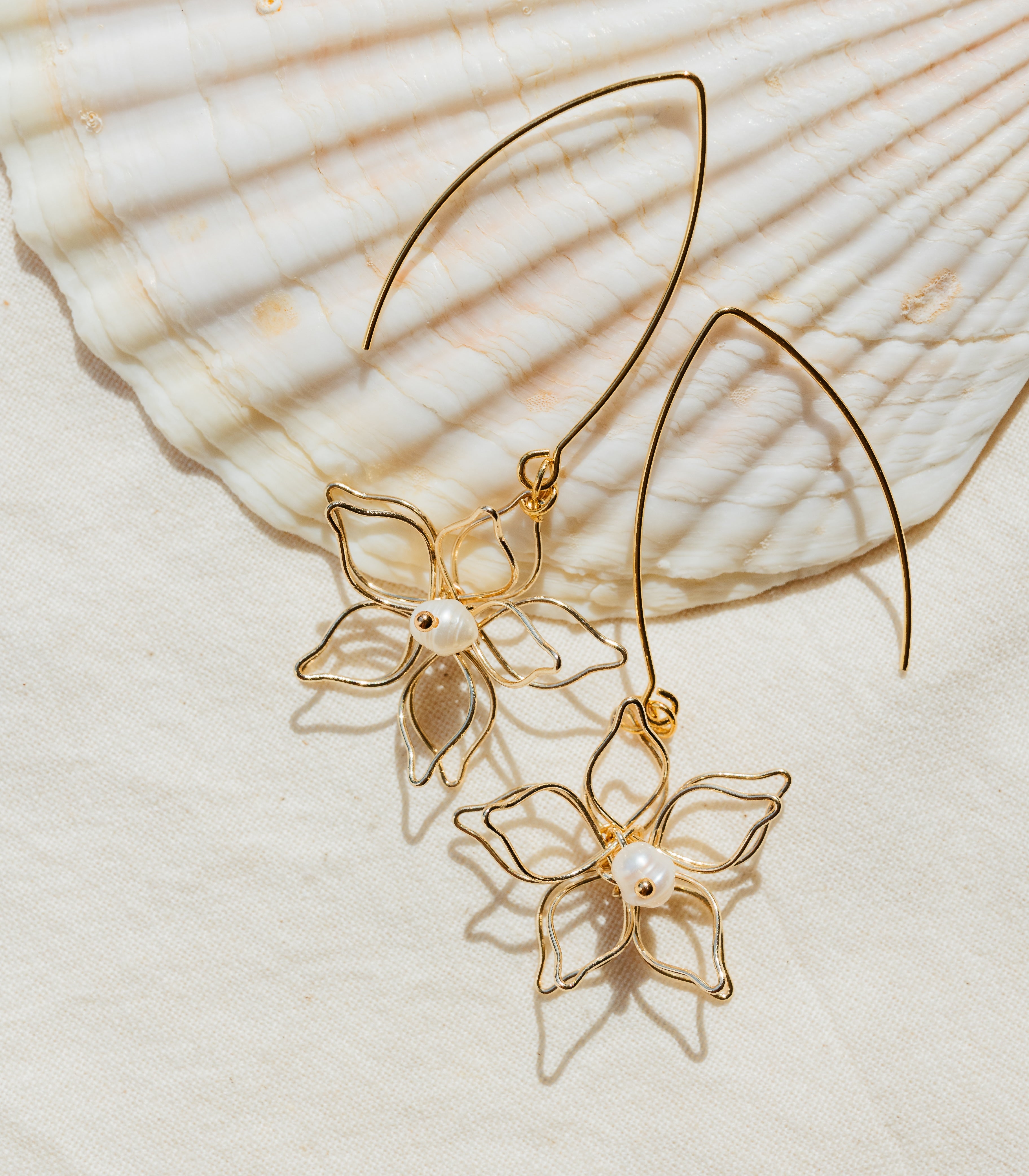 Flora Fino Pearl Threader Earrings - Arete