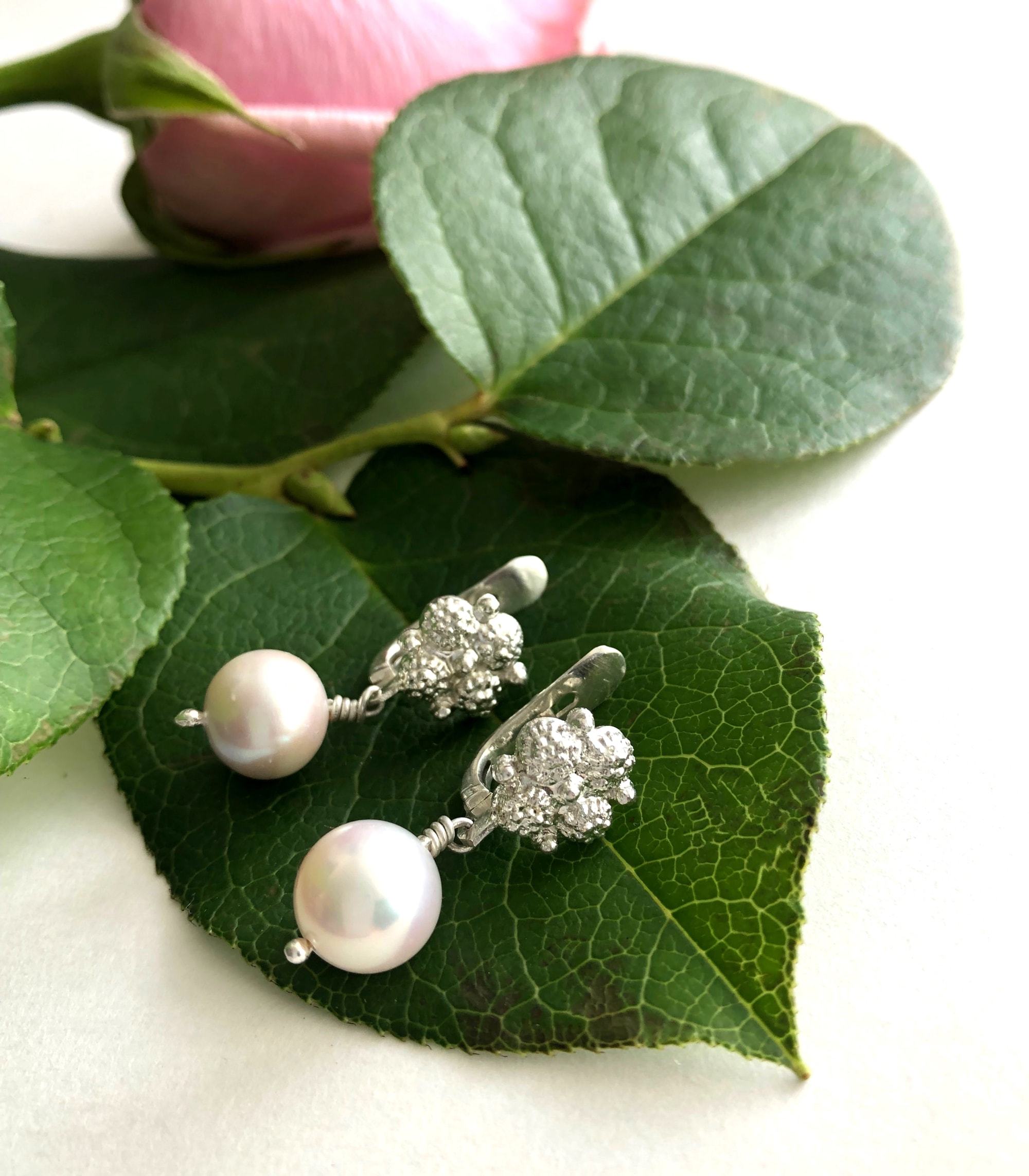 Estela Pearl Drop Earrings with 4 Rositas in Silver - AMAMI