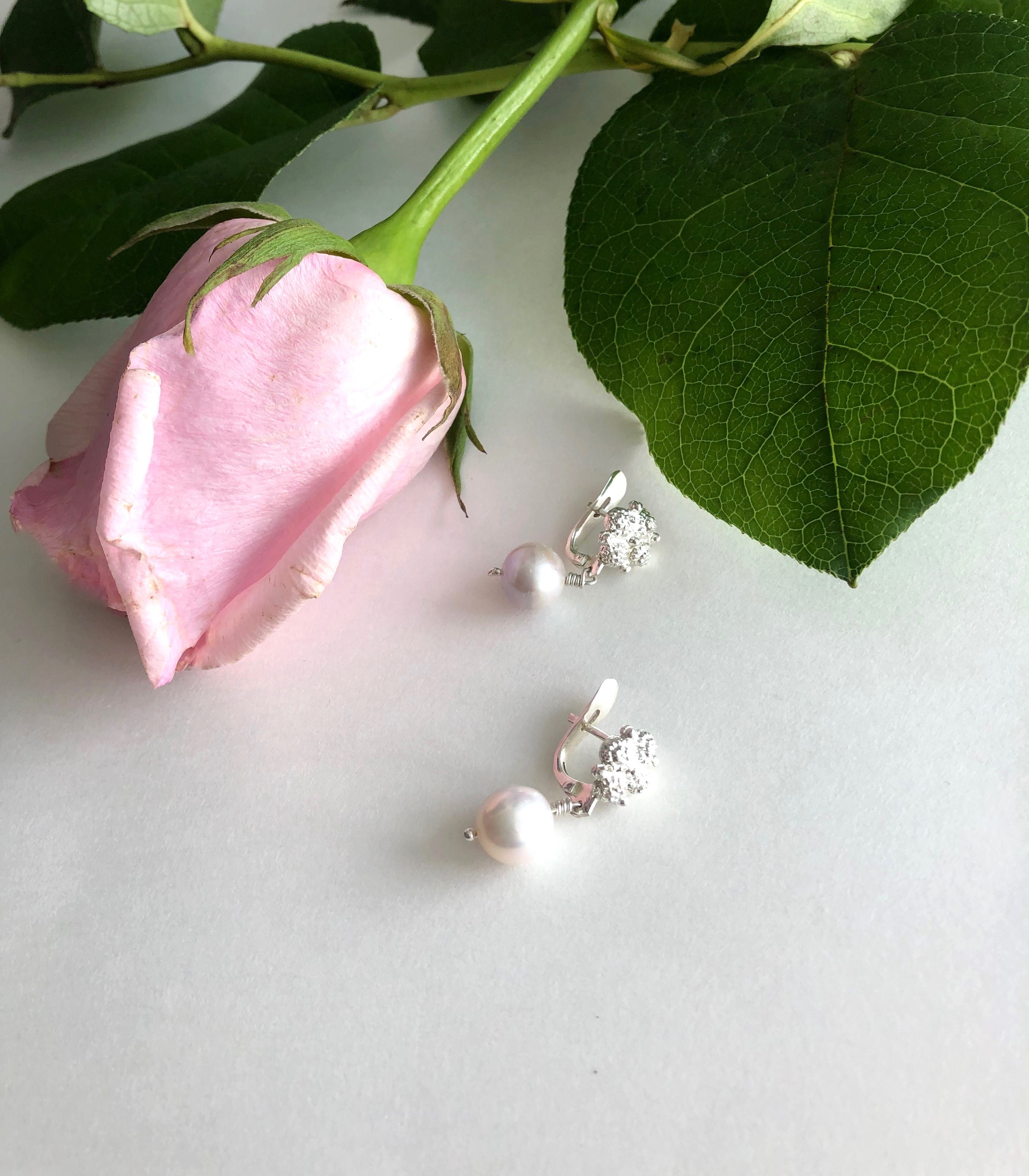 Estela Pearl Drop Earrings with 4 Rositas in Silver - AMAMI